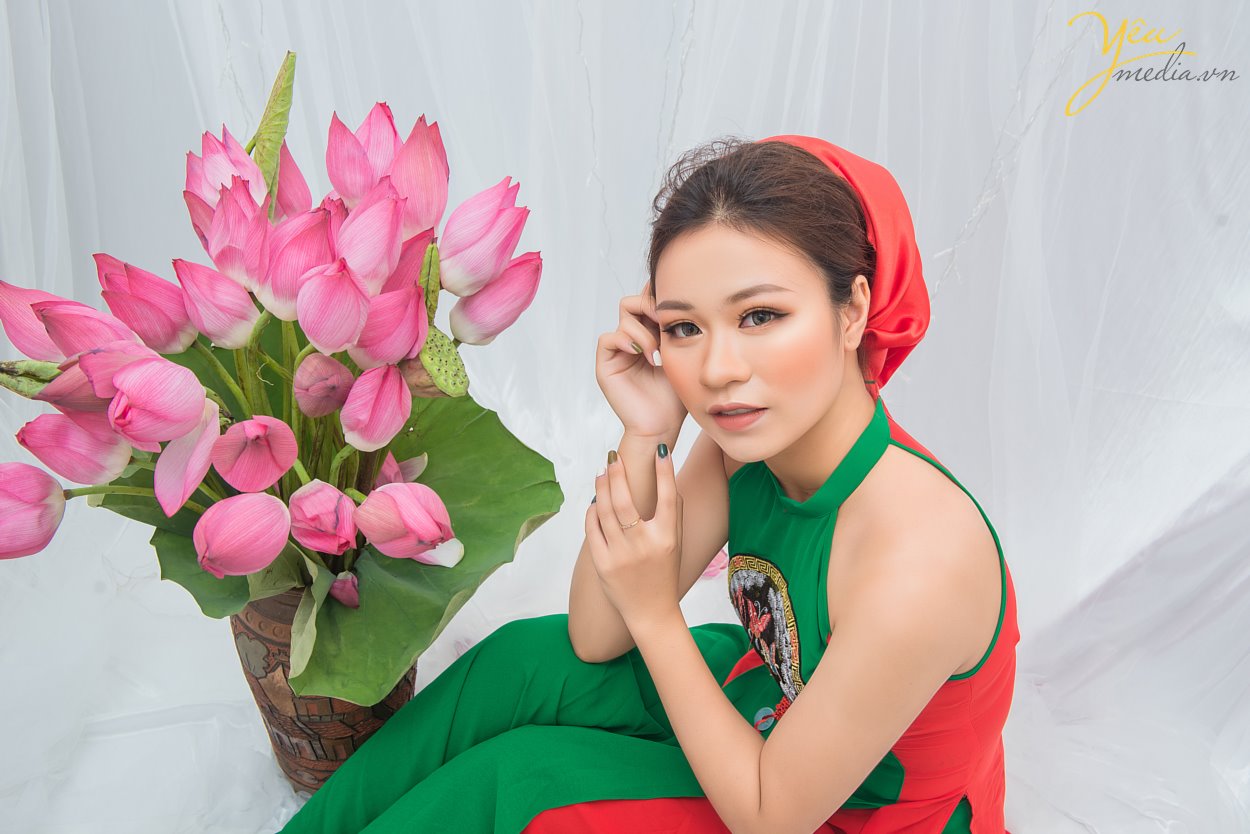 Có thể nói hoa sen từ lâu đã gắn với văn hoá tinh thần của người Việt. Hoa sen được ví đẹp như những người thiếu nữ Việt Nam, tượng trưng cho sự thanh cao giàu sức sống, biểu tượng của vẻ đẹp chân thực, giản dị, mộc mạc: Gần bùn mà chẳng hôi tanh mùi bùn chính vì vậy hoa sen đã được chọn làm quốc hoa của Việt Nam. Hoa sen luôn là một hình ảnh đẹp mà thơ ca Việt Nam luôn hướng tới.  Ngay cả trong tâm trí của những cô gái tuổi đôi mươi như Ái Linh, thì hoa sen cũng là một loại hoa đẹp thuần túy khiến cho cô bạn ngây ngất và muốn thực hiện 1 bộ ảnh chụp cùng, Để thực hiện được mong muốn này, ekip Yêu Media đã tạo ra những bức ảnh đúng như ý tưởng và concept mà Ái Linh đặt ra. Hãy cùng ngắm những bức hình ấn tượng này nhé!