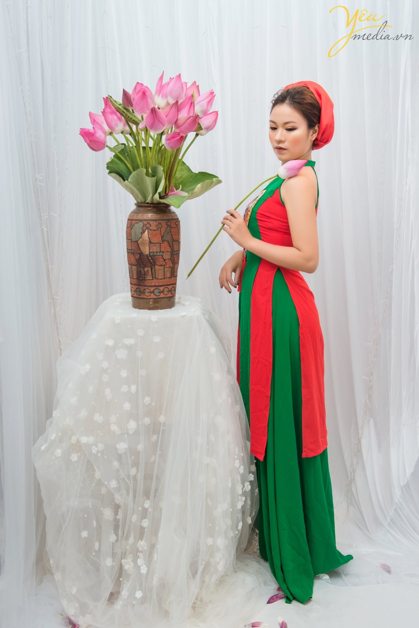 Có thể nói hoa sen từ lâu đã gắn với văn hoá tinh thần của người Việt. Hoa sen được ví đẹp như những người thiếu nữ Việt Nam, tượng trưng cho sự thanh cao giàu sức sống, biểu tượng của vẻ đẹp chân thực, giản dị, mộc mạc: Gần bùn mà chẳng hôi tanh mùi bùn chính vì vậy hoa sen đã được chọn làm quốc hoa của Việt Nam. Hoa sen luôn là một hình ảnh đẹp mà thơ ca Việt Nam luôn hướng tới.  Ngay cả trong tâm trí của những cô gái tuổi đôi mươi như Ái Linh, thì hoa sen cũng là một loại hoa đẹp thuần túy khiến cho cô bạn ngây ngất và muốn thực hiện 1 bộ ảnh chụp cùng, Để thực hiện được mong muốn này, ekip Yêu Media đã tạo ra những bức ảnh đúng như ý tưởng và concept mà Ái Linh đặt ra. Hãy cùng ngắm những bức hình ấn tượng này nhé!