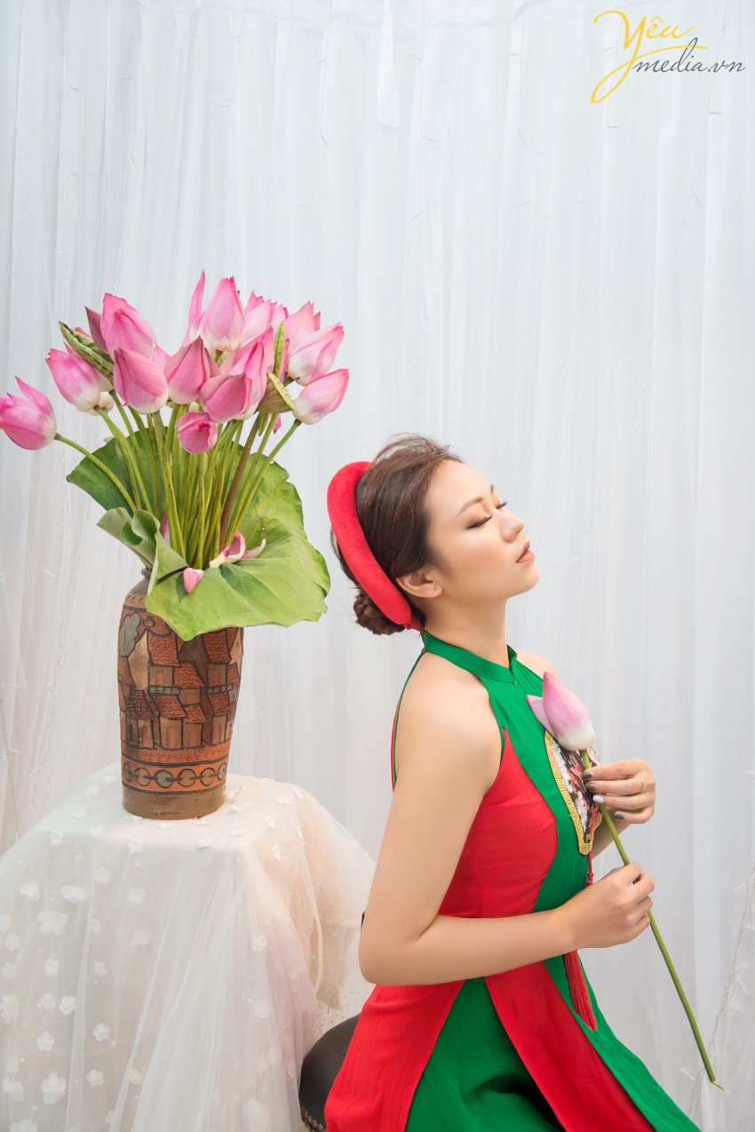 Có thể nói hoa sen từ lâu đã gắn với văn hoá tinh thần của người Việt. Hoa sen được ví đẹp như những người thiếu nữ Việt Nam, tượng trưng cho sự thanh cao giàu sức sống, biểu tượng của vẻ đẹp chân thực, giản dị, mộc mạc: Gần bùn mà chẳng hôi tanh mùi bùn chính vì vậy hoa sen đã được chọn làm quốc hoa của Việt Nam. Hoa sen luôn là một hình ảnh đẹp mà thơ ca Việt Nam luôn hướng tới.  Ngay cả trong tâm trí của những cô gái tuổi đôi mươi như Ái Linh, thì hoa sen cũng là một loại hoa đẹp thuần túy khiến cho cô bạn ngây ngất và muốn thực hiện 1 bộ ảnh chụp cùng, Để thực hiện được mong muốn này, ekip Yêu Media đã tạo ra những bức ảnh đúng như ý tưởng và concept mà Ái Linh đặt ra. Hãy cùng ngắm những bức hình ấn tượng này nhé!