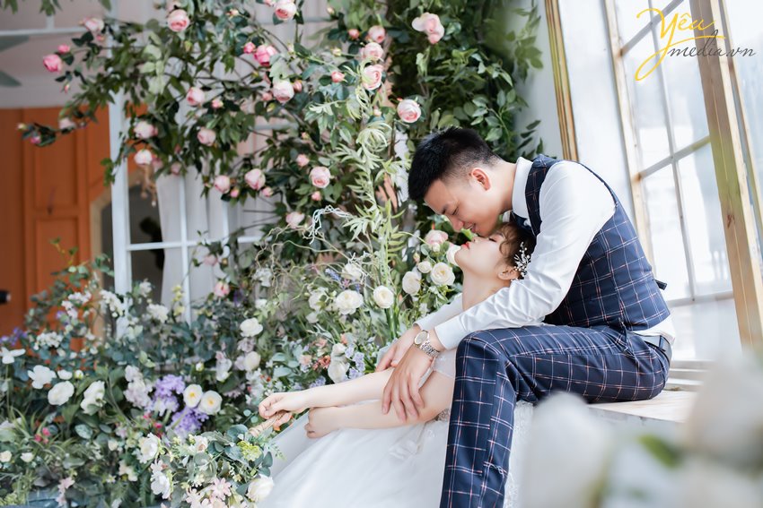 , cô dâu và chú rể sẽ tạo các kiểu dáng đơn giản như cả hai thân mật với kiểu tạo dáng ôm ấp, hôn hay cười đùa cùng với nhau.Đặc trưng của những bức ảnh này đó là chúng được chụp cận cảnh hoặc trung cảnh, sao cho nhìn thấy được rõ nét khuôn mặt của cả cô dâu và chú rể.
