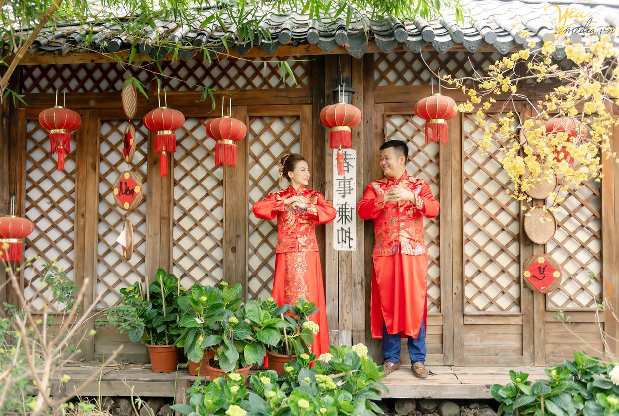 Cô dâu chú rể mặc áo hỷ phục trung hoa trong album ảnh tại Hà Nội