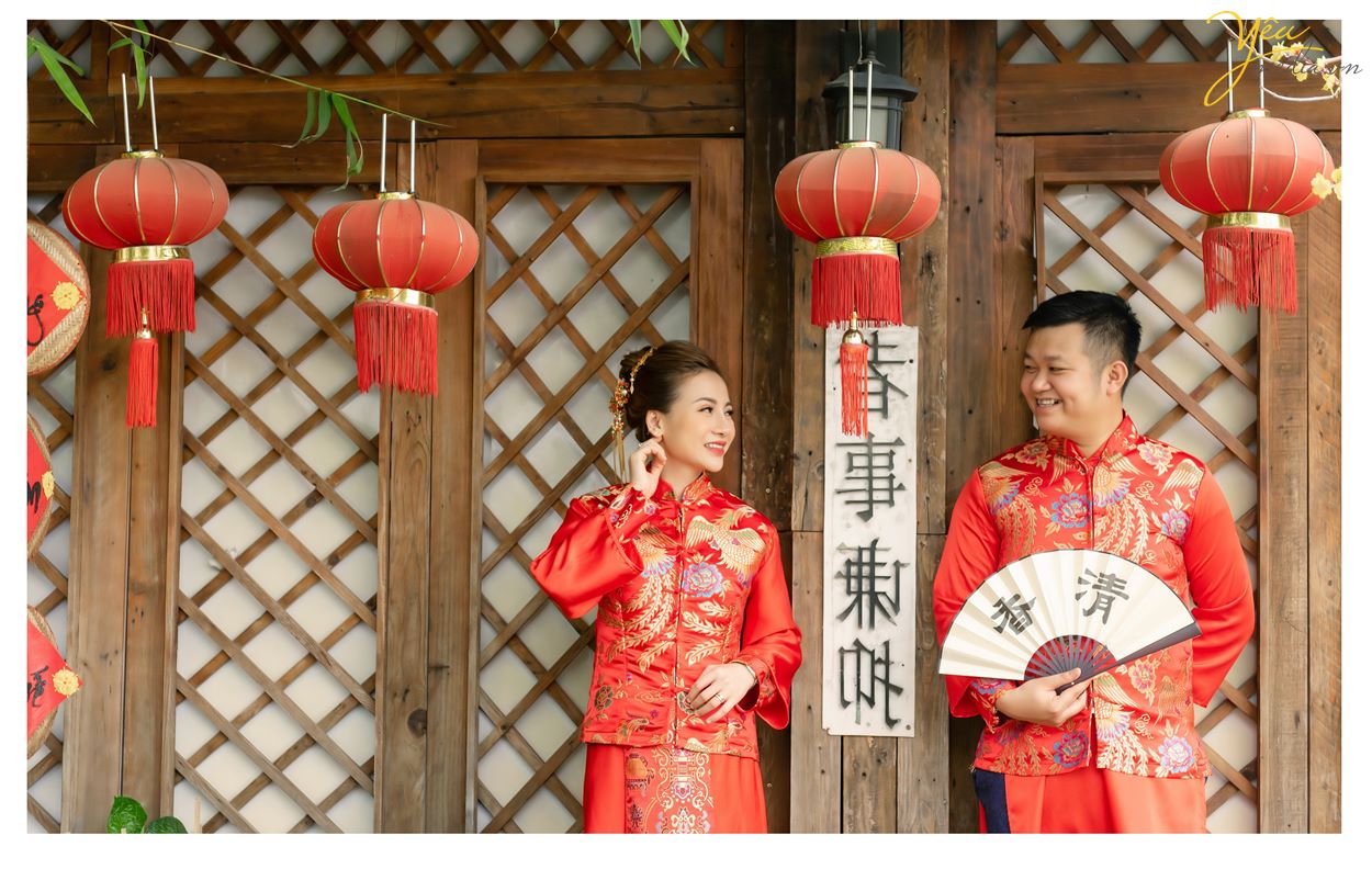 Cô dâu chú rể mặc áo hỷ phục trung hoa trong album ảnh tại Hà Nội