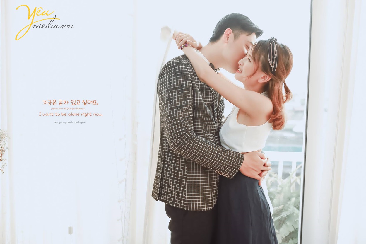 cặp đôi ôm nhau chụp ảnh