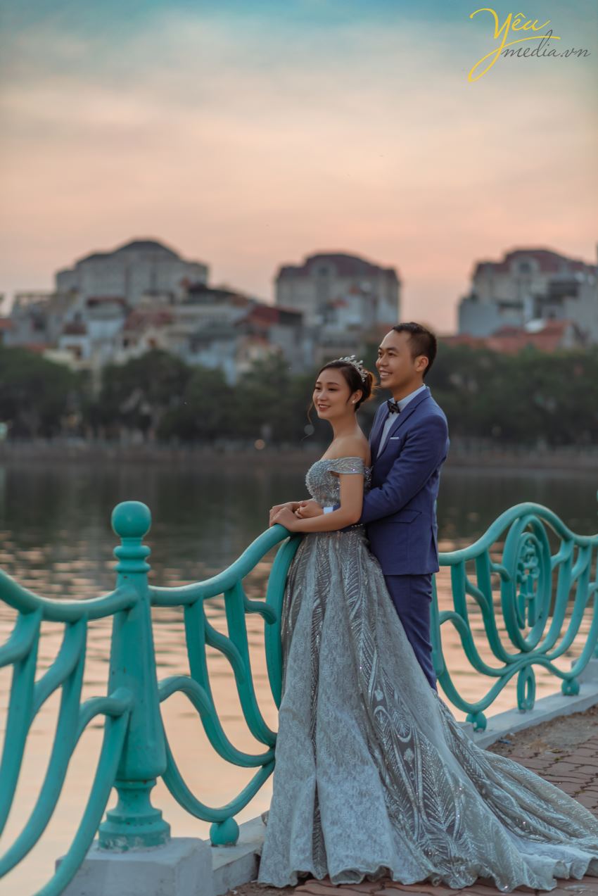 Ngoài mục đích "chính thống" là một quán cafe, nơi đây còn đón rất nhiều cặp đôi - ví dụ như chú rể Hưng - cô dâu Thanh của ảnh viện Yêu Media - đến nơi này chụp ảnh cưới vì không gian và quang cảnh lãng mạn.   Chúng tôi hân hạnh phục vụ khách hàng chụp hình theo series combo tại phim trường và khung cảnh ngoại cảnh là quán cafe tuyệt đẹp ven hồ Tây này. 