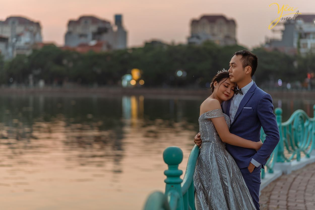Ngoài mục đích "chính thống" là một quán cafe, nơi đây còn đón rất nhiều cặp đôi - ví dụ như chú rể Hưng - cô dâu Thanh của ảnh viện Yêu Media - đến nơi này chụp ảnh cưới vì không gian và quang cảnh lãng mạn.   Chúng tôi hân hạnh phục vụ khách hàng chụp hình theo series combo tại phim trường và khung cảnh ngoại cảnh là quán cafe tuyệt đẹp ven hồ Tây này. 