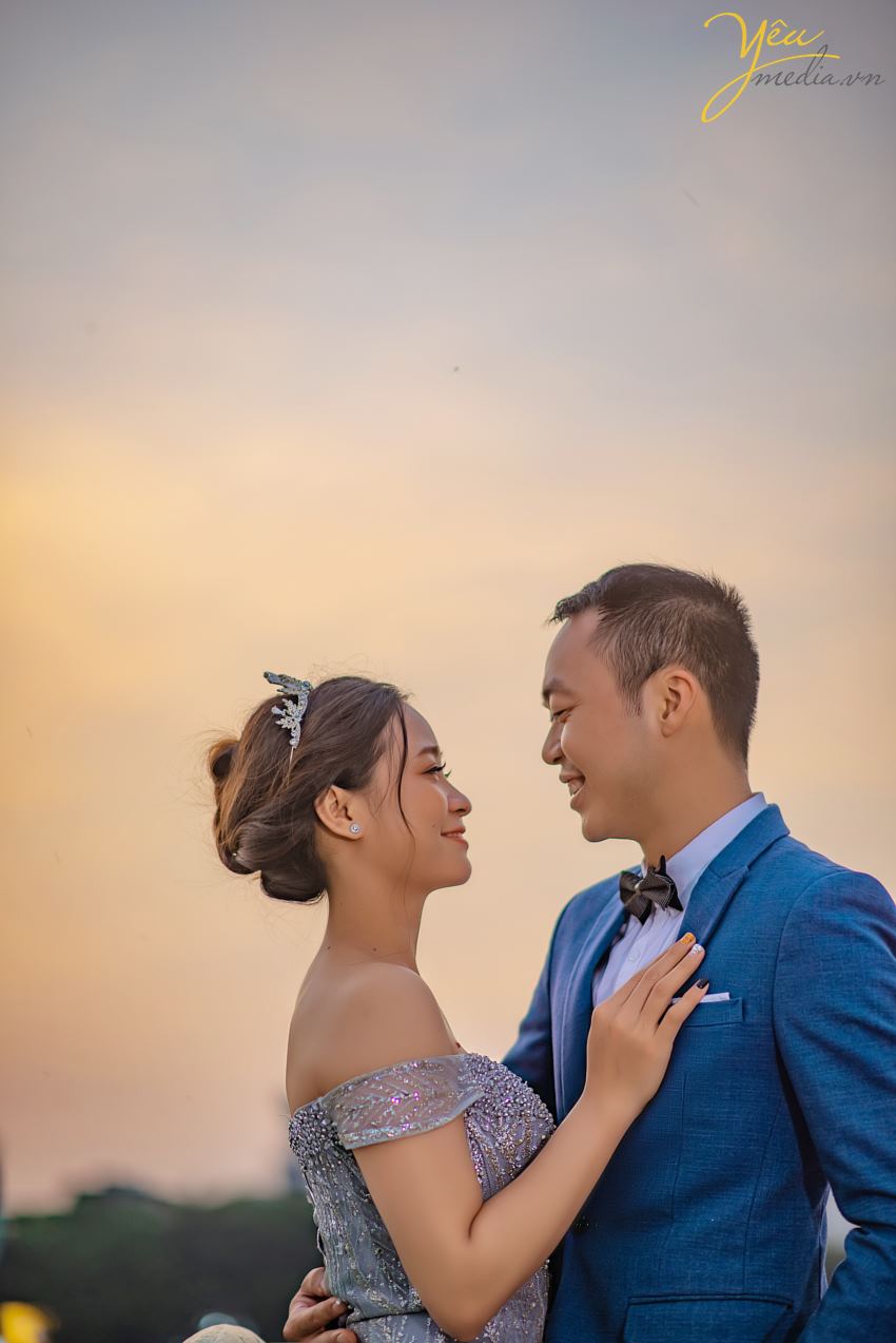 Ngoài mục đích "chính thống" là một quán cafe, nơi đây còn đón rất nhiều cặp đôi - ví dụ như chú rể Hưng - cô dâu Thanh của ảnh viện Yêu Media - đến nơi này chụp ảnh cưới vì không gian và quang cảnh lãng mạn.   Chúng tôi hân hạnh phục vụ khách hàng chụp hình theo series combo tại phim trường và khung cảnh ngoại cảnh là quán cafe tuyệt đẹp ven hồ Tây này. 