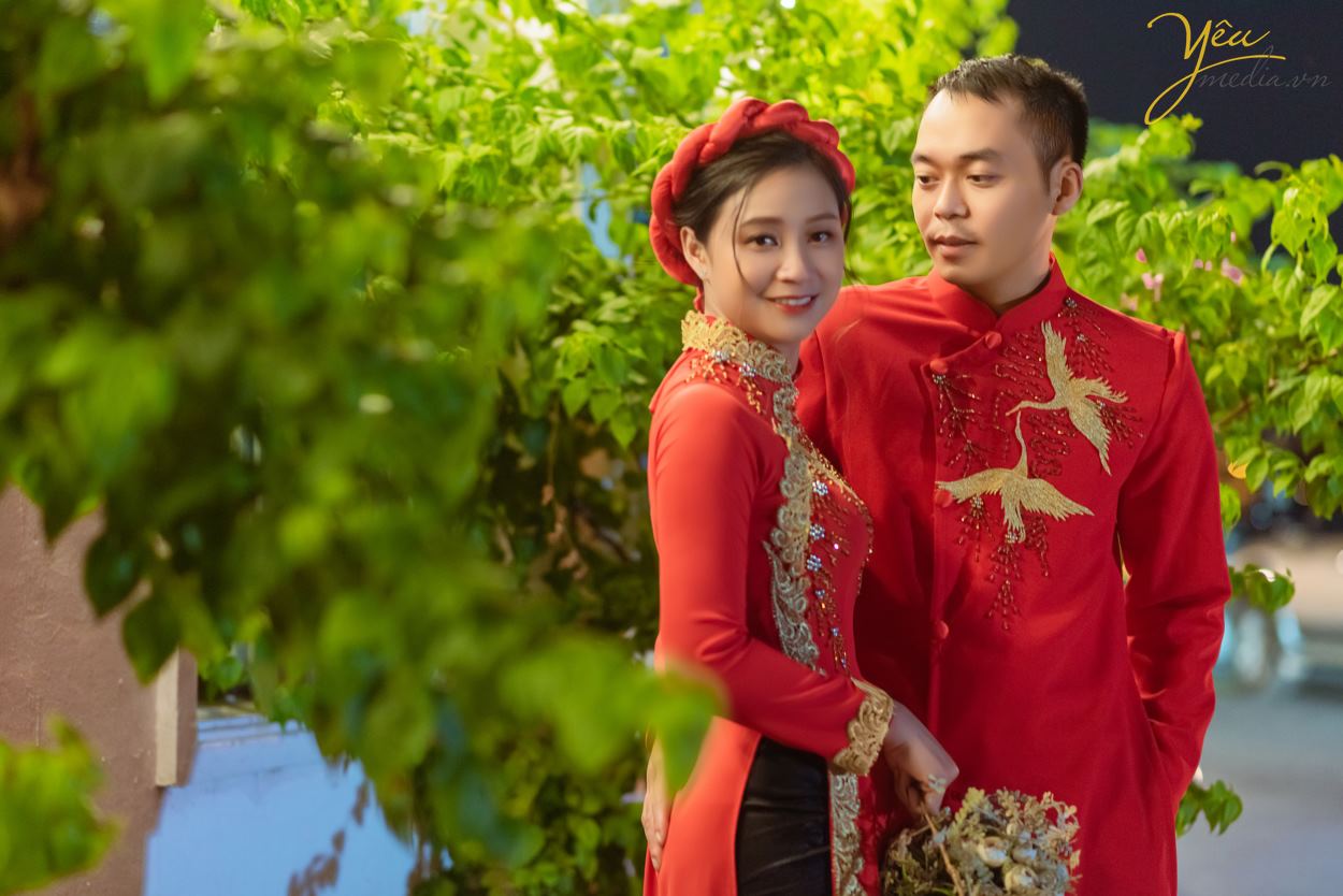 Ngoài mục đích "chính thống" là một quán cafe, nơi đây còn đón rất nhiều cặp đôi - ví dụ như chú rể Hưng - cô dâu Thanh của ảnh viện Yêu Media - đến nơi này chụp ảnh cưới vì không gian và quang cảnh lãng mạn.   Chúng tôi hân hạnh phục vụ khách hàng chụp hình theo series combo tại phim trường và khung cảnh ngoại cảnh là quán cafe tuyệt đẹp ven hồ Tây này. 
