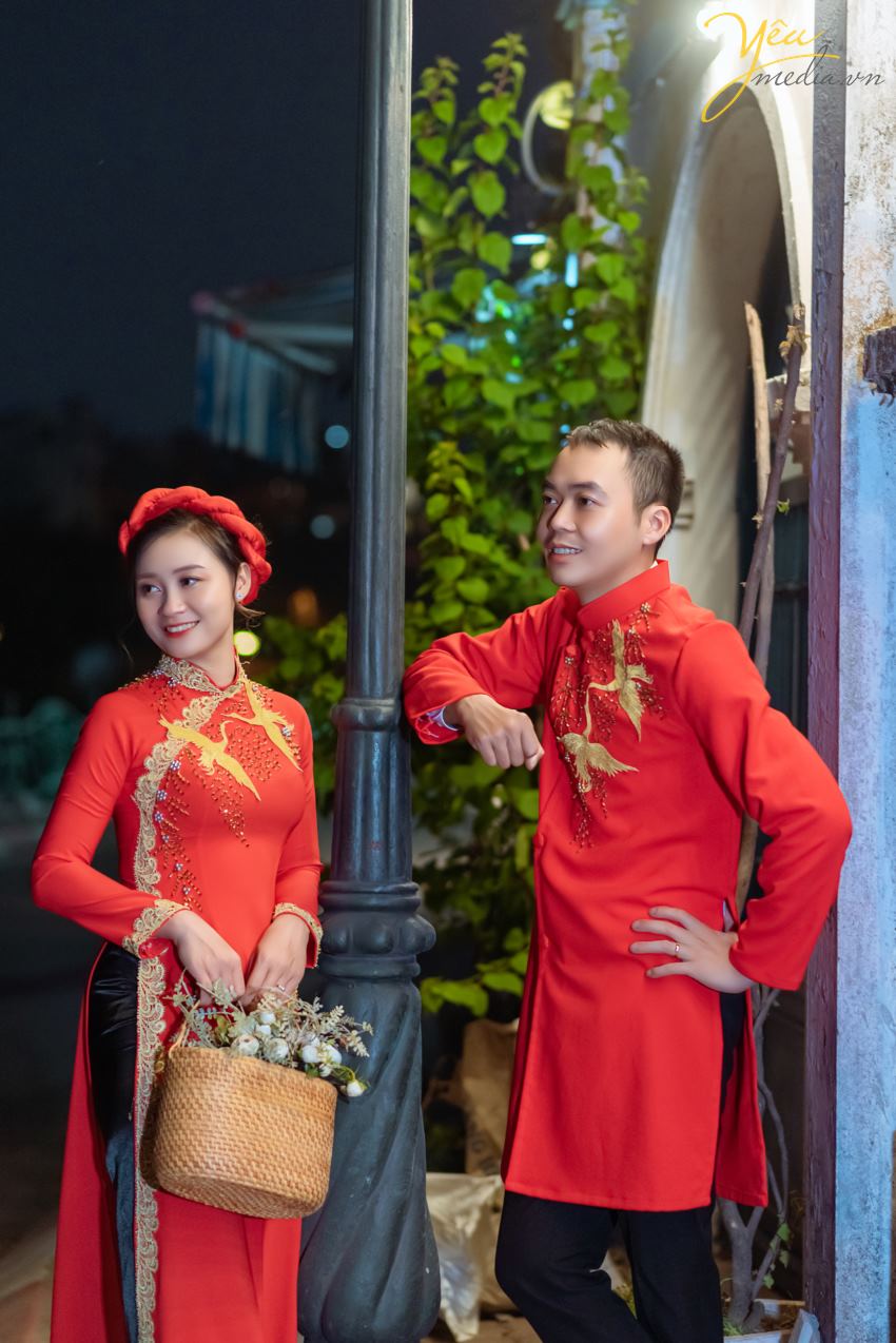 Ngoài mục đích "chính thống" là một quán cafe, nơi đây còn đón rất nhiều cặp đôi - ví dụ như chú rể Hưng - cô dâu Thanh của ảnh viện Yêu Media - đến nơi này chụp ảnh cưới vì không gian và quang cảnh lãng mạn.   Chúng tôi hân hạnh phục vụ khách hàng chụp hình theo series combo tại phim trường và khung cảnh ngoại cảnh là quán cafe tuyệt đẹp ven hồ Tây này. 