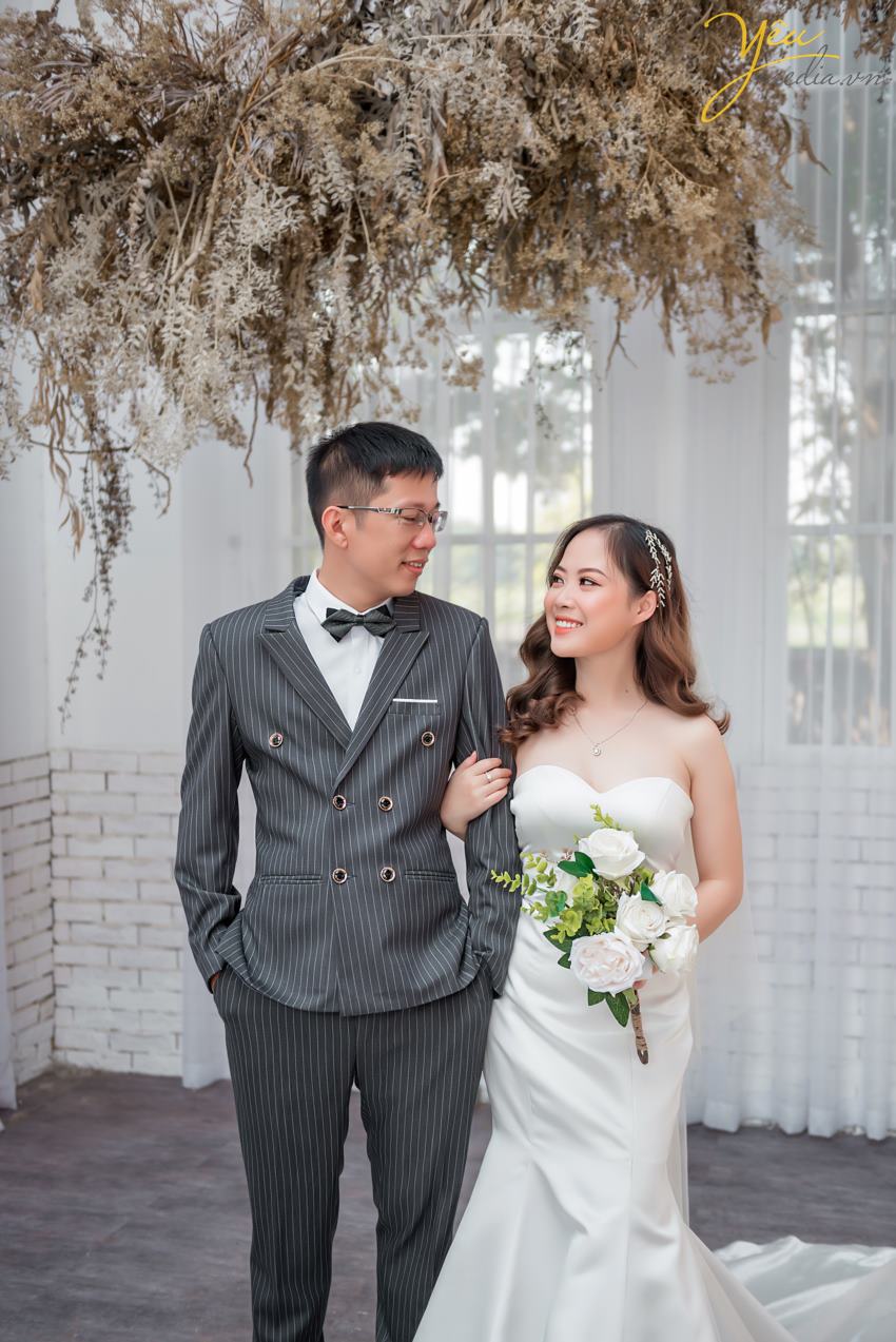Ngoài địa điểm này, cặp đôi chú rể Quang - cô dâu Liên của Yêu Media còn lựa chọn thêm Nhà hát lớn Hà Nội - một địa điểm quen thuộc tại thủ đô - để làm bối cảnh chụp ảnh cưới sang trọng và tự nhiên của mình. 