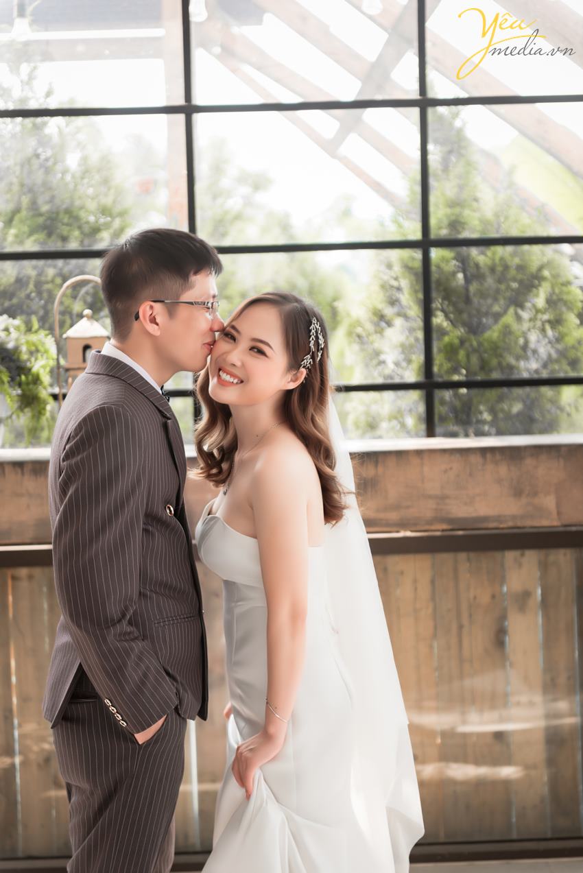 Ngoài địa điểm này, cặp đôi chú rể Quang - cô dâu Liên của Yêu Media còn lựa chọn thêm Nhà hát lớn Hà Nội - một địa điểm quen thuộc tại thủ đô - để làm bối cảnh chụp ảnh cưới sang trọng và tự nhiên của mình. 