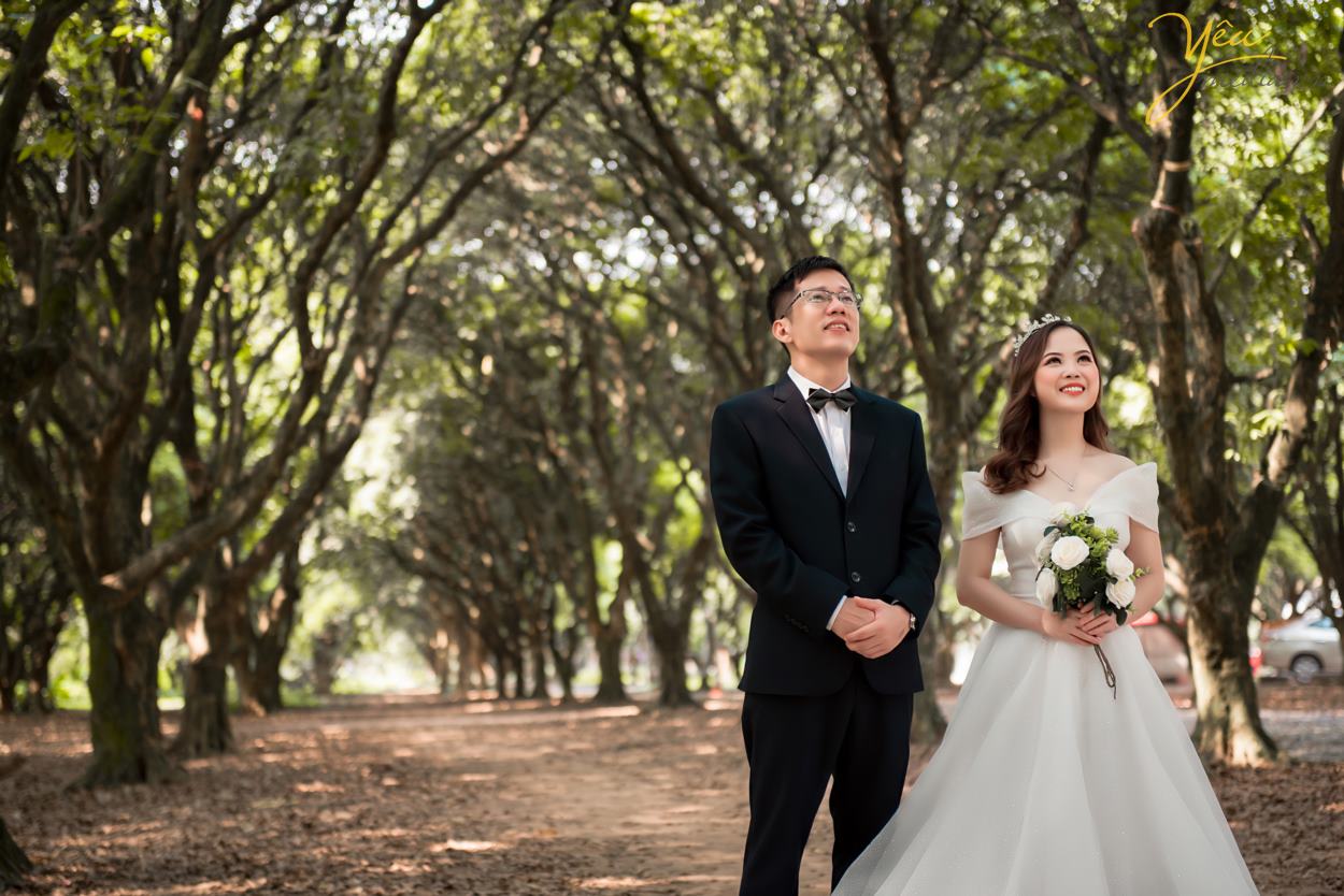 Ngoài địa điểm này, cặp đôi chú rể Quang - cô dâu Liên của Yêu Media còn lựa chọn thêm Nhà hát lớn Hà Nội - một địa điểm quen thuộc tại thủ đô - để làm bối cảnh chụp ảnh cưới sang trọng và tự nhiên của mình. 