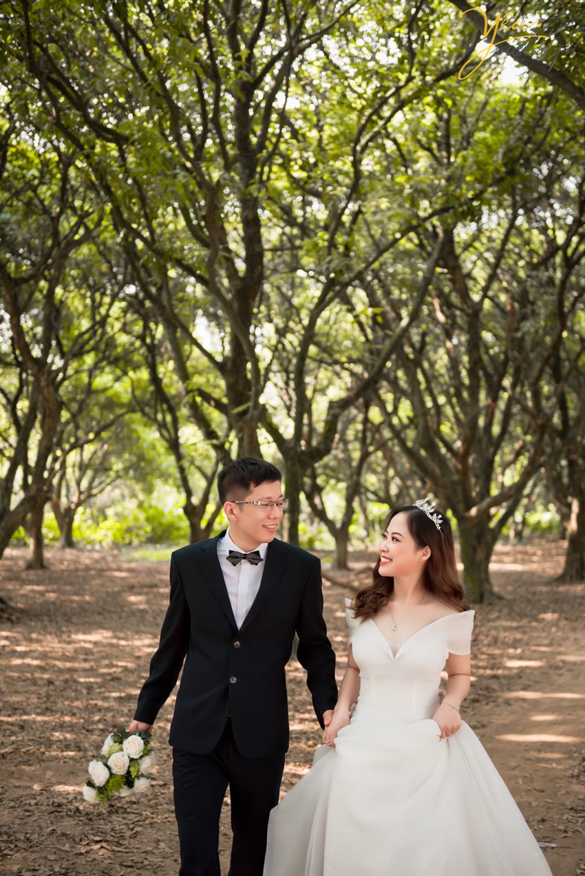 Ngoài địa điểm này, cặp đôi chú rể Quang - cô dâu Liên của Yêu Media còn lựa chọn thêm Nhà hát lớn Hà Nội - một địa điểm quen thuộc tại thủ đô - để làm bối cảnh chụp ảnh cưới sang trọng và tự nhiên của mình. 