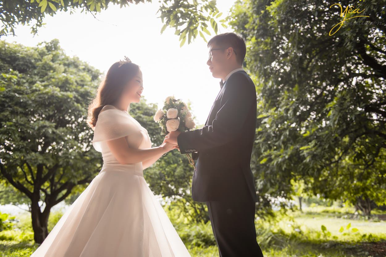 Ngoài địa điểm này, cặp đôi chú rể Quang - cô dâu Liên của Yêu Media còn lựa chọn thêm Nhà hát lớn Hà Nội - một địa điểm quen thuộc tại thủ đô - để làm bối cảnh chụp ảnh cưới sang trọng và tự nhiên của mình. 