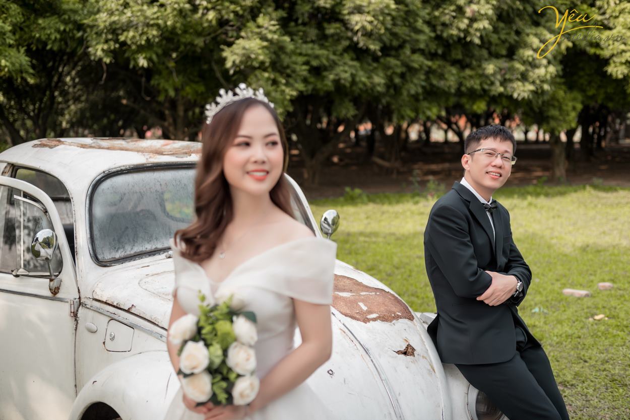 Ngoài địa điểm này, cặp đôi chú rể Quang - cô dâu Liên của Yêu Media còn lựa chọn thêm Nhà hát lớn Hà Nội - một địa điểm quen thuộc tại thủ đô - để làm bối cảnh chụp ảnh cưới sang trọng và tự nhiên của mình. 