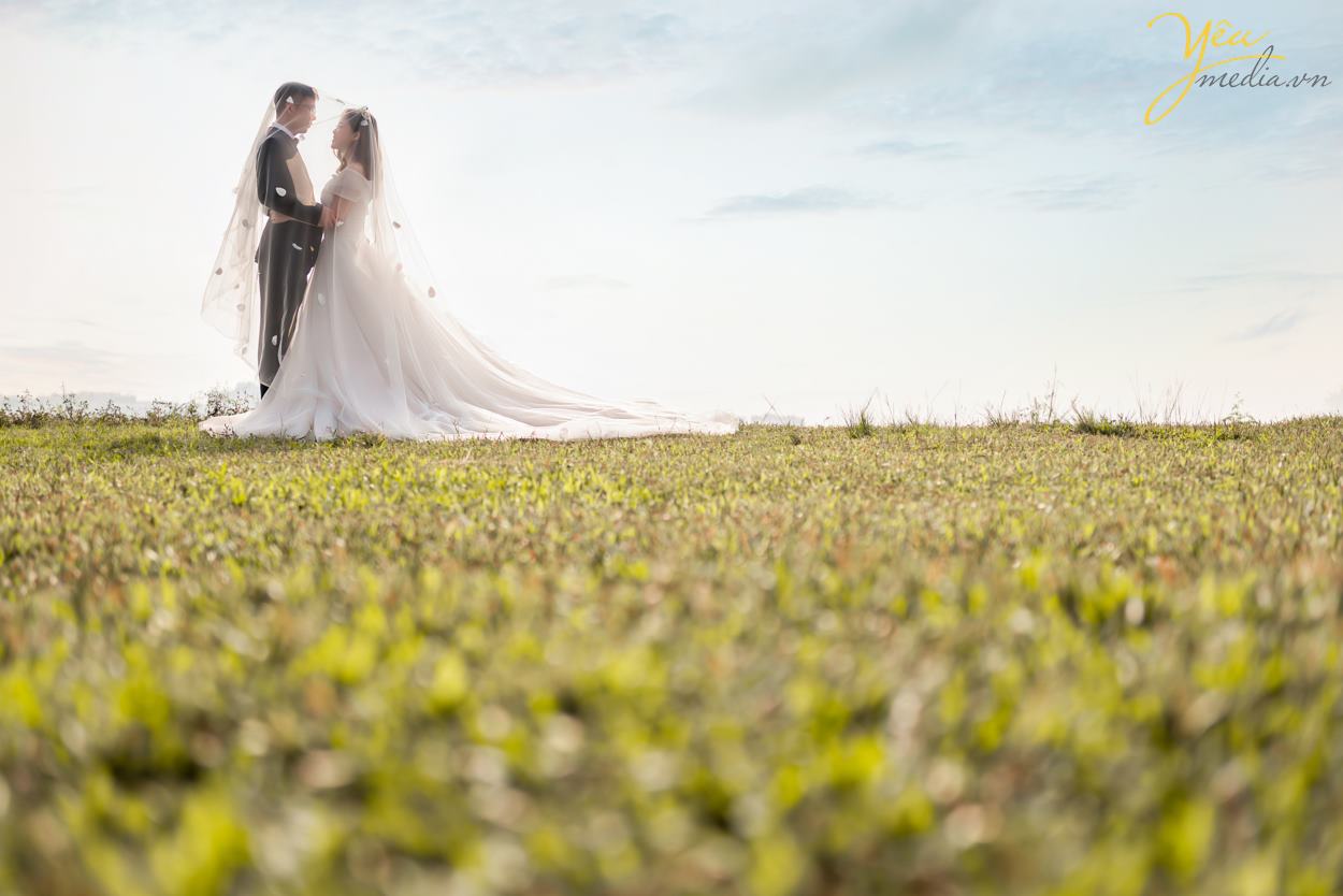 Ngoài địa điểm này, cặp đôi chú rể Quang - cô dâu Liên của Yêu Media còn lựa chọn thêm Nhà hát lớn Hà Nội - một địa điểm quen thuộc tại thủ đô - để làm bối cảnh chụp ảnh cưới sang trọng và tự nhiên của mình. 