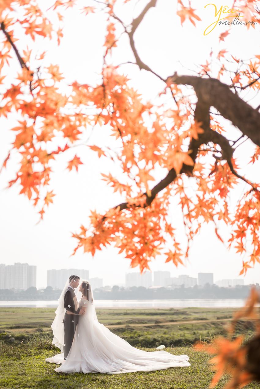 Ngoài địa điểm này, cặp đôi chú rể Quang - cô dâu Liên của Yêu Media còn lựa chọn thêm Nhà hát lớn Hà Nội - một địa điểm quen thuộc tại thủ đô - để làm bối cảnh chụp ảnh cưới sang trọng và tự nhiên của mình. 
