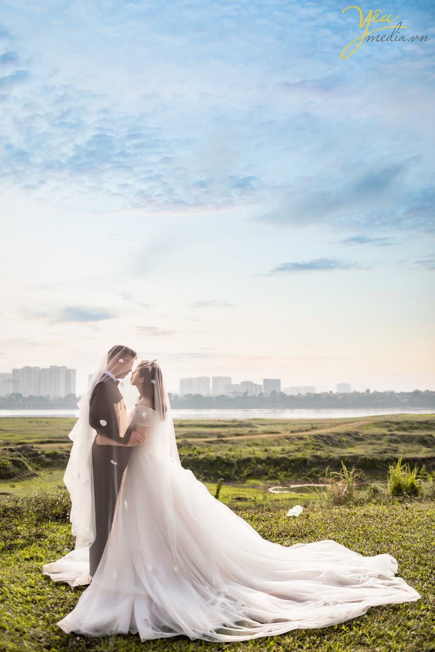 Ngoài địa điểm này, cặp đôi chú rể Quang - cô dâu Liên của Yêu Media còn lựa chọn thêm Nhà hát lớn Hà Nội - một địa điểm quen thuộc tại thủ đô - để làm bối cảnh chụp ảnh cưới sang trọng và tự nhiên của mình. 