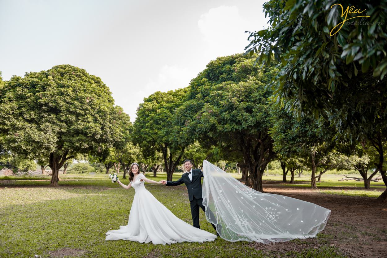 Ngoài địa điểm này, cặp đôi chú rể Quang - cô dâu Liên của Yêu Media còn lựa chọn thêm Nhà hát lớn Hà Nội - một địa điểm quen thuộc tại thủ đô - để làm bối cảnh chụp ảnh cưới sang trọng và tự nhiên của mình. 