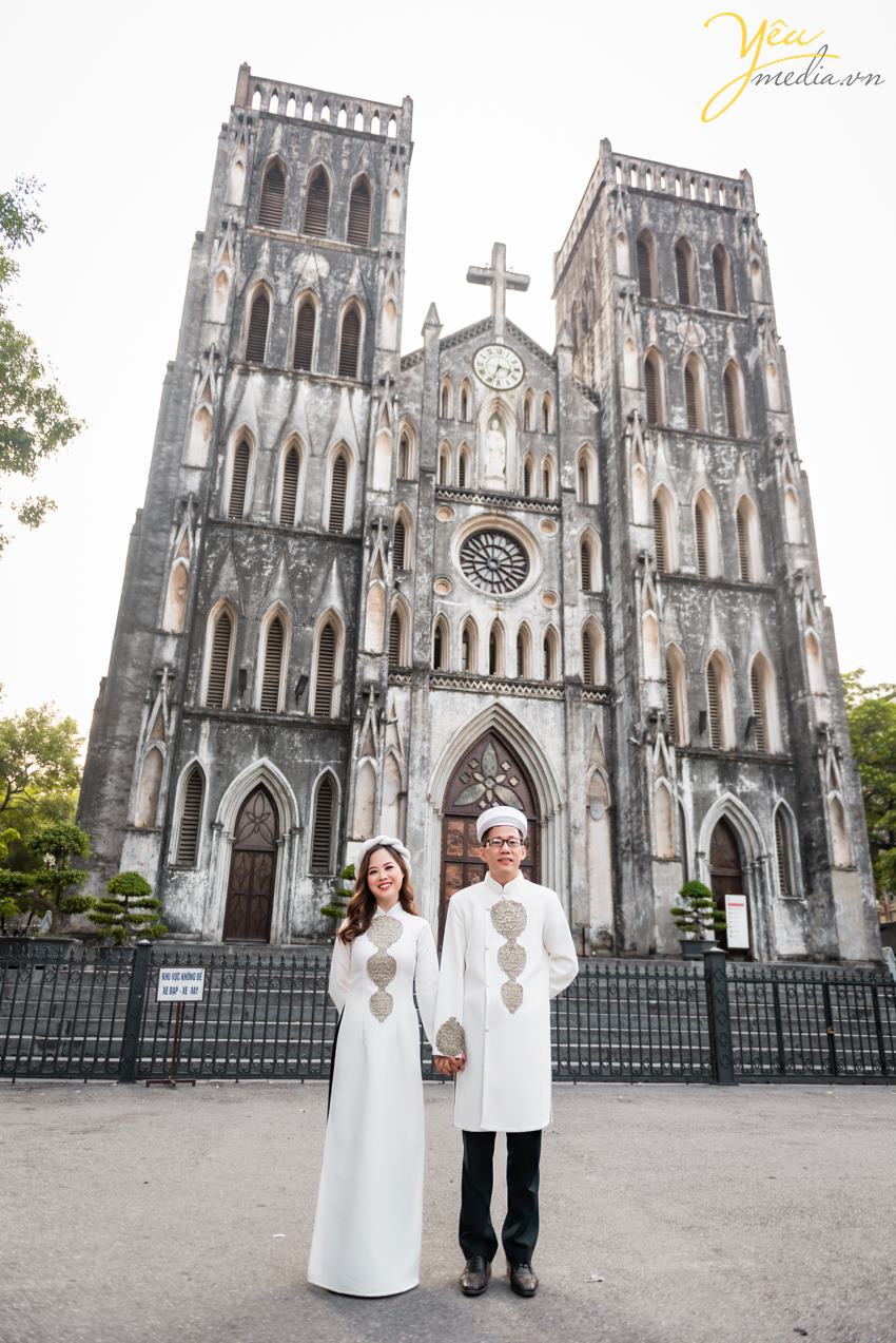 Ngoài địa điểm này, cặp đôi chú rể Quang - cô dâu Liên của Yêu Media còn lựa chọn thêm Nhà hát lớn Hà Nội - một địa điểm quen thuộc tại thủ đô - để làm bối cảnh chụp ảnh cưới sang trọng và tự nhiên của mình. 