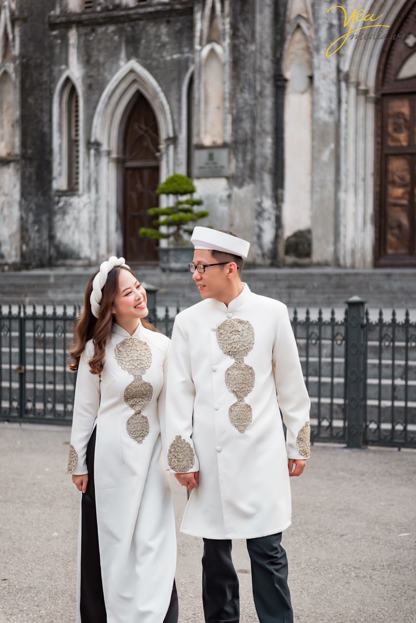 Ngoài địa điểm này, cặp đôi chú rể Quang - cô dâu Liên của Yêu Media còn lựa chọn thêm Nhà hát lớn Hà Nội - một địa điểm quen thuộc tại thủ đô - để làm bối cảnh chụp ảnh cưới sang trọng và tự nhiên của mình. 