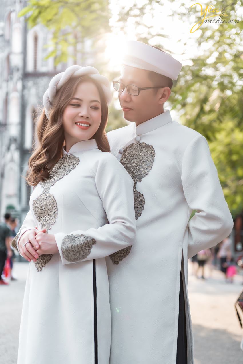 Ngoài địa điểm này, cặp đôi chú rể Quang - cô dâu Liên của Yêu Media còn lựa chọn thêm Nhà hát lớn Hà Nội - một địa điểm quen thuộc tại thủ đô - để làm bối cảnh chụp ảnh cưới sang trọng và tự nhiên của mình. 