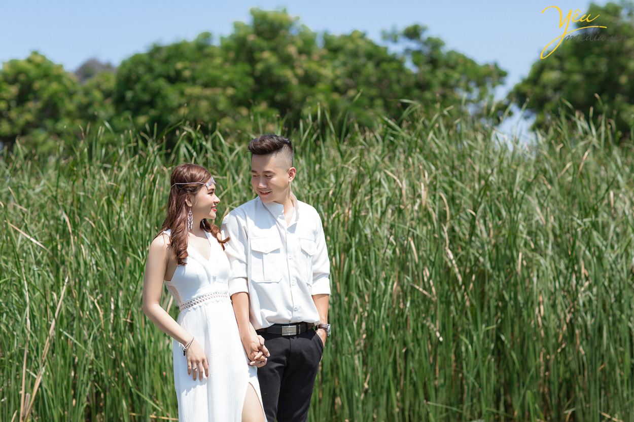 Lựa chọn Ninh Bình là địa điểm để chụp ảnh cưới là điều vô cùng mới lạ và hấp dẫn cho các cặp đôi. Đây là phim trường vô cùng tuyệt đẹp giúp cô dâu chú rể cùng hòa mình vào với thiên nhiên, với núi non, sông nước, đất trời. Vậy để có được một bộ album ảnh cưới đẹp, độc đáo thì bạn nhất định phải theo dõi ngay các địa điểm chụp ảnh cưới ở Ninh Bình cực hot và lãng mạn.