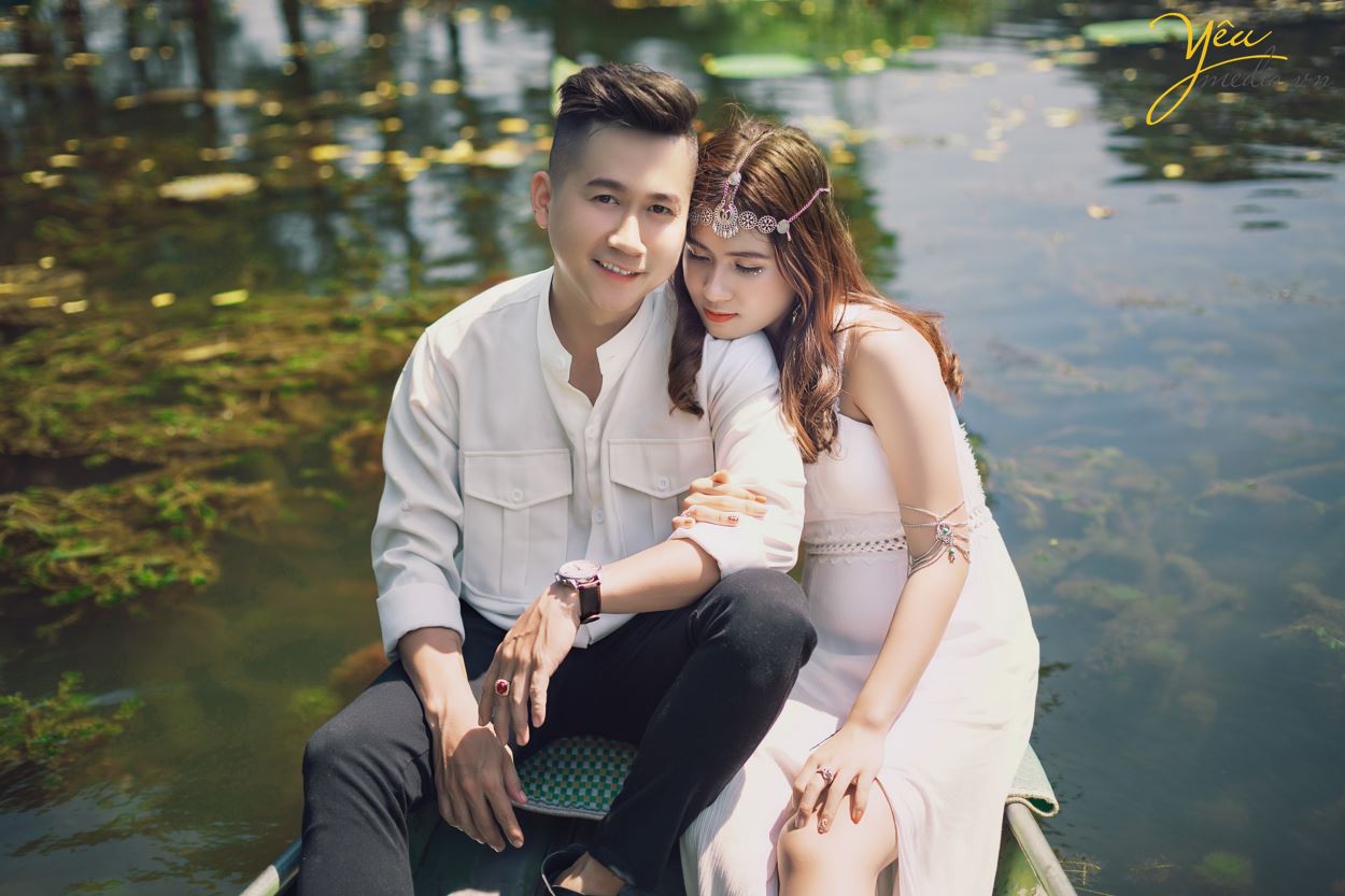 Lựa chọn Ninh Bình là địa điểm để chụp ảnh cưới là điều vô cùng mới lạ và hấp dẫn cho các cặp đôi. Đây là phim trường vô cùng tuyệt đẹp giúp cô dâu chú rể cùng hòa mình vào với thiên nhiên, với núi non, sông nước, đất trời. Vậy để có được một bộ album ảnh cưới đẹp, độc đáo thì bạn nhất định phải theo dõi ngay các địa điểm chụp ảnh cưới ở Ninh Bình cực hot và lãng mạn.