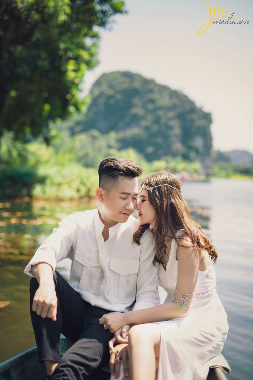 Lựa chọn Ninh Bình là địa điểm để chụp ảnh cưới là điều vô cùng mới lạ và hấp dẫn cho các cặp đôi. Đây là phim trường vô cùng tuyệt đẹp giúp cô dâu chú rể cùng hòa mình vào với thiên nhiên, với núi non, sông nước, đất trời. Vậy để có được một bộ album ảnh cưới đẹp, độc đáo thì bạn nhất định phải theo dõi ngay các địa điểm chụp ảnh cưới ở Ninh Bình cực hot và lãng mạn.