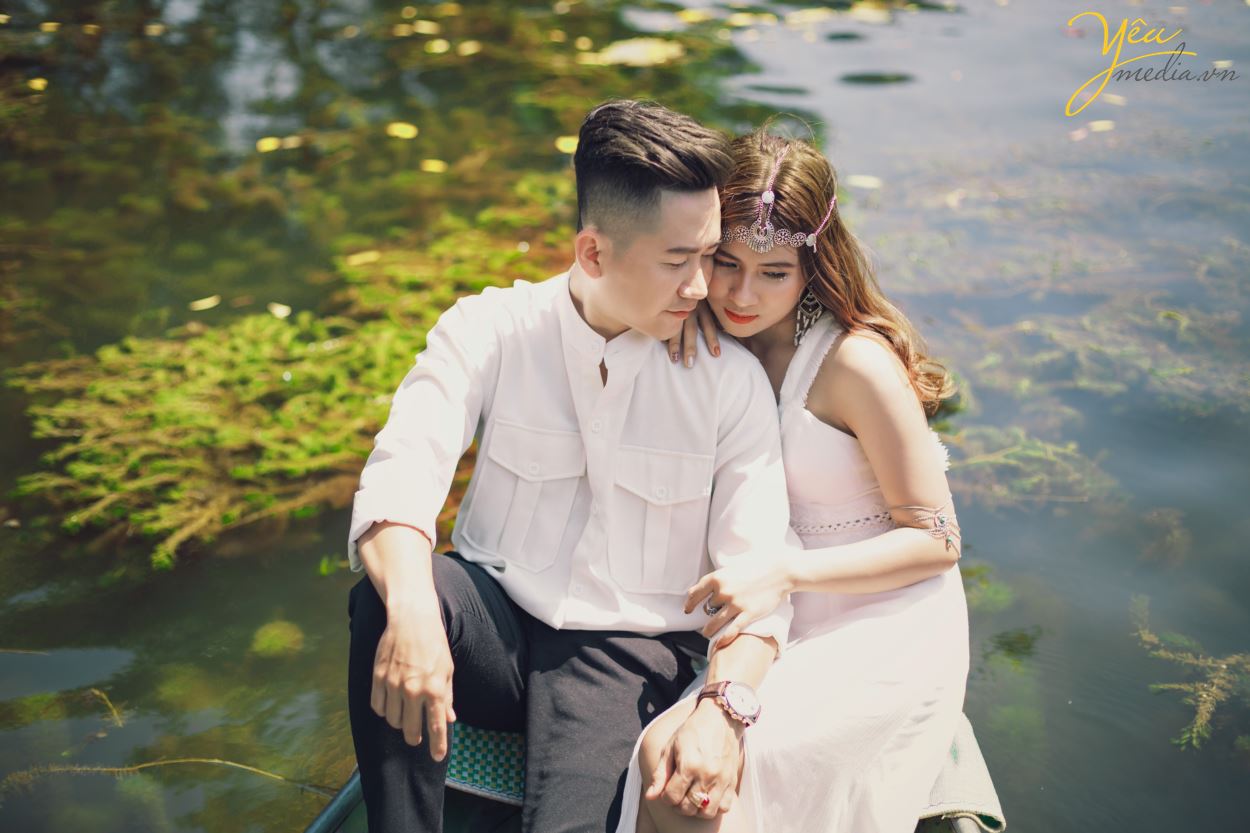 Lựa chọn Ninh Bình là địa điểm để chụp ảnh cưới là điều vô cùng mới lạ và hấp dẫn cho các cặp đôi. Đây là phim trường vô cùng tuyệt đẹp giúp cô dâu chú rể cùng hòa mình vào với thiên nhiên, với núi non, sông nước, đất trời. Vậy để có được một bộ album ảnh cưới đẹp, độc đáo thì bạn nhất định phải theo dõi ngay các địa điểm chụp ảnh cưới ở Ninh Bình cực hot và lãng mạn.
