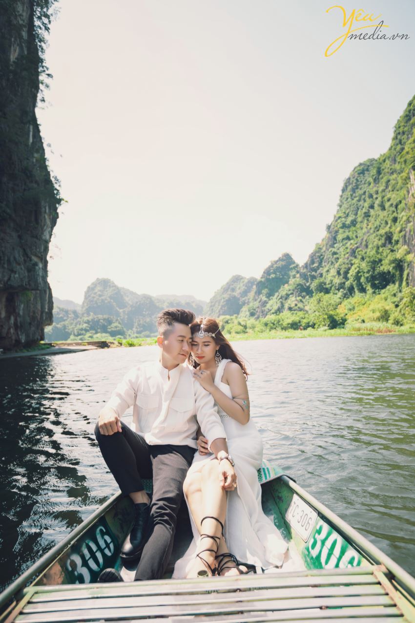Lựa chọn Ninh Bình là địa điểm để chụp ảnh cưới là điều vô cùng mới lạ và hấp dẫn cho các cặp đôi. Đây là phim trường vô cùng tuyệt đẹp giúp cô dâu chú rể cùng hòa mình vào với thiên nhiên, với núi non, sông nước, đất trời. Vậy để có được một bộ album ảnh cưới đẹp, độc đáo thì bạn nhất định phải theo dõi ngay các địa điểm chụp ảnh cưới ở Ninh Bình cực hot và lãng mạn.