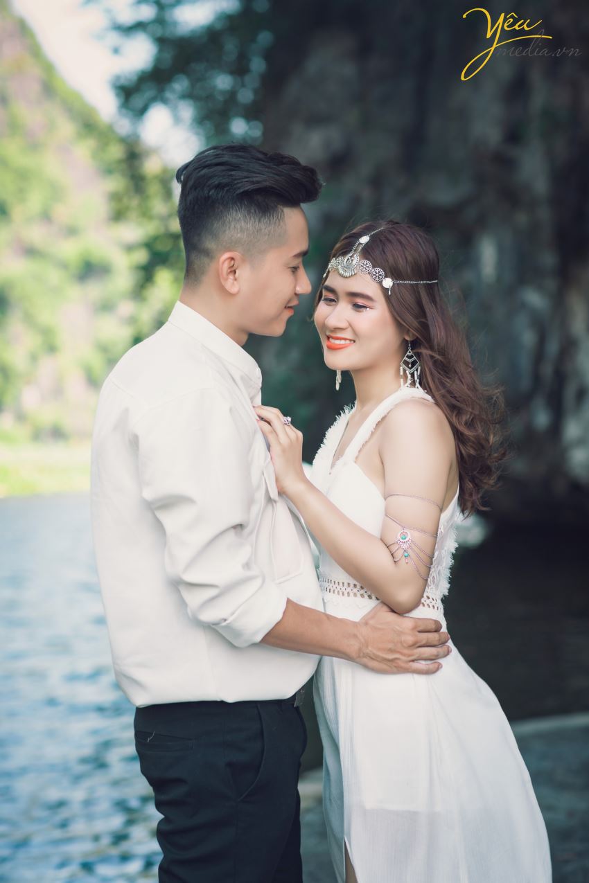 Lựa chọn Ninh Bình là địa điểm để chụp ảnh cưới là điều vô cùng mới lạ và hấp dẫn cho các cặp đôi. Đây là phim trường vô cùng tuyệt đẹp giúp cô dâu chú rể cùng hòa mình vào với thiên nhiên, với núi non, sông nước, đất trời. Vậy để có được một bộ album ảnh cưới đẹp, độc đáo thì bạn nhất định phải theo dõi ngay các địa điểm chụp ảnh cưới ở Ninh Bình cực hot và lãng mạn.
