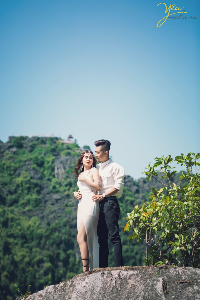 Lựa chọn Ninh Bình là địa điểm để chụp ảnh cưới là điều vô cùng mới lạ và hấp dẫn cho các cặp đôi. Đây là phim trường vô cùng tuyệt đẹp giúp cô dâu chú rể cùng hòa mình vào với thiên nhiên, với núi non, sông nước, đất trời. Vậy để có được một bộ album ảnh cưới đẹp, độc đáo thì bạn nhất định phải theo dõi ngay các địa điểm chụp ảnh cưới ở Ninh Bình cực hot và lãng mạn.