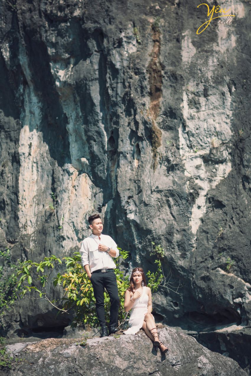 Lựa chọn Ninh Bình là địa điểm để chụp ảnh cưới là điều vô cùng mới lạ và hấp dẫn cho các cặp đôi. Đây là phim trường vô cùng tuyệt đẹp giúp cô dâu chú rể cùng hòa mình vào với thiên nhiên, với núi non, sông nước, đất trời. Vậy để có được một bộ album ảnh cưới đẹp, độc đáo thì bạn nhất định phải theo dõi ngay các địa điểm chụp ảnh cưới ở Ninh Bình cực hot và lãng mạn.