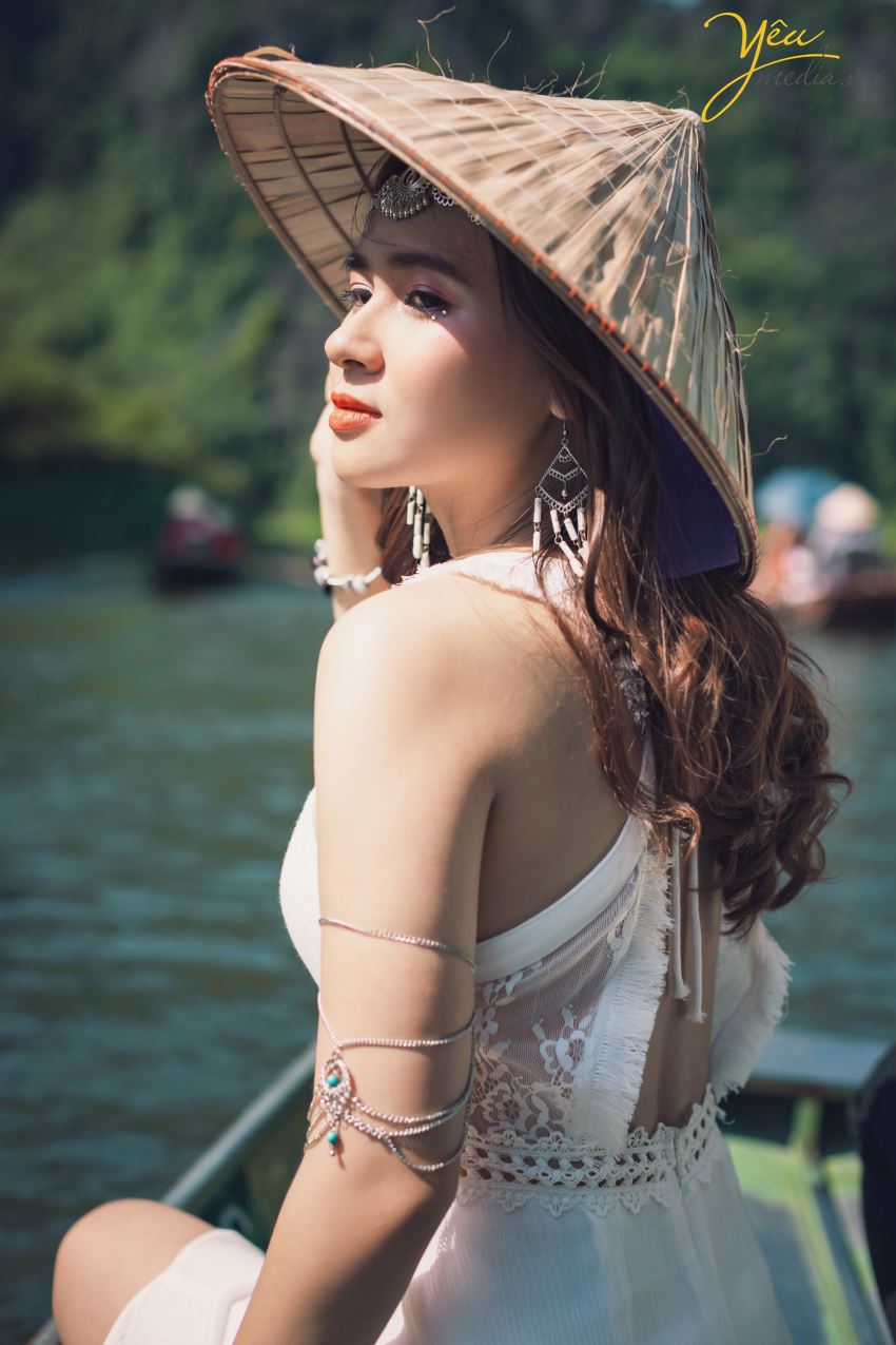 Lựa chọn Ninh Bình là địa điểm để chụp ảnh cưới là điều vô cùng mới lạ và hấp dẫn cho các cặp đôi. Đây là phim trường vô cùng tuyệt đẹp giúp cô dâu chú rể cùng hòa mình vào với thiên nhiên, với núi non, sông nước, đất trời. Vậy để có được một bộ album ảnh cưới đẹp, độc đáo thì bạn nhất định phải theo dõi ngay các địa điểm chụp ảnh cưới ở Ninh Bình cực hot và lãng mạn.