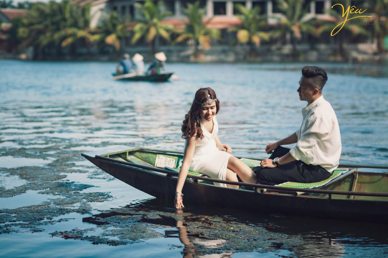 Lựa chọn Ninh Bình là địa điểm để chụp ảnh cưới là điều vô cùng mới lạ và hấp dẫn cho các cặp đôi. Đây là phim trường vô cùng tuyệt đẹp giúp cô dâu chú rể cùng hòa mình vào với thiên nhiên, với núi non, sông nước, đất trời. Vậy để có được một bộ album ảnh cưới đẹp, độc đáo thì bạn nhất định phải theo dõi ngay các địa điểm chụp ảnh cưới ở Ninh Bình cực hot và lãng mạn.