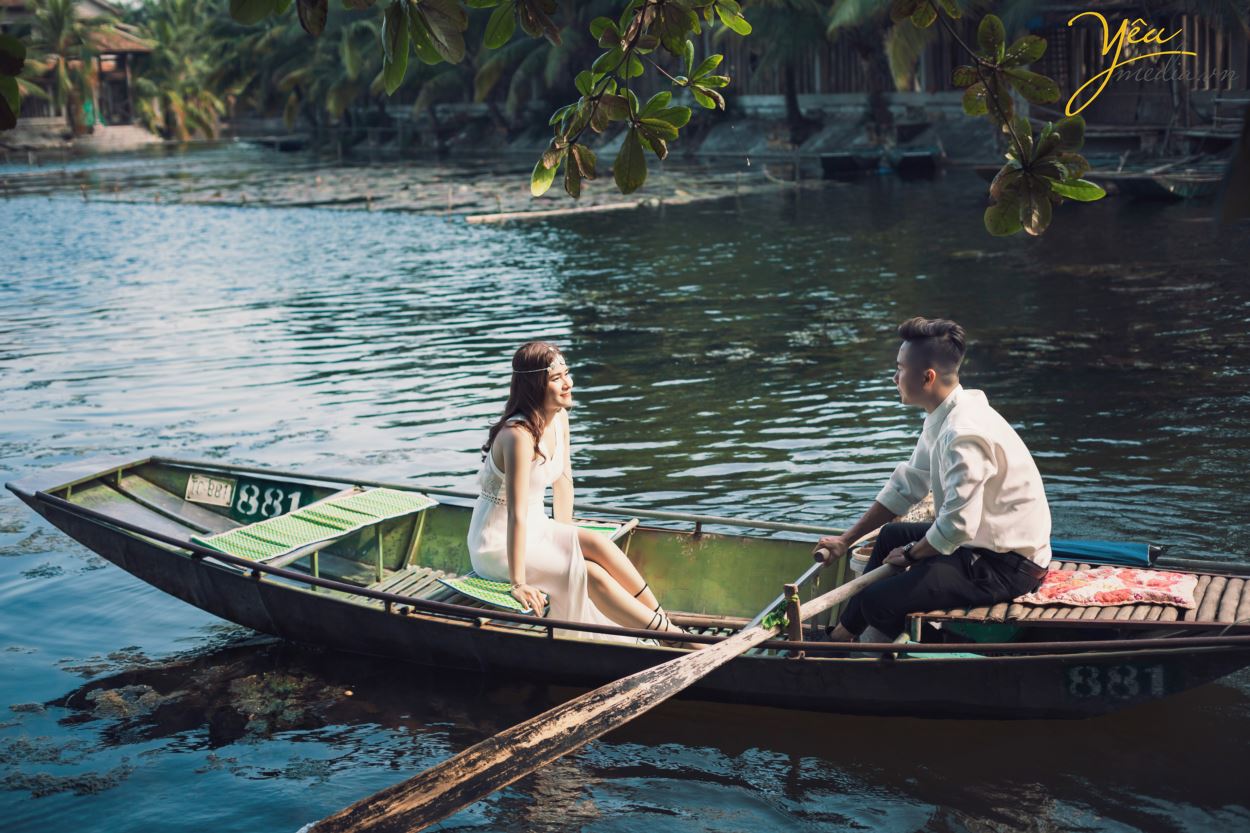Lựa chọn Ninh Bình là địa điểm để chụp ảnh cưới là điều vô cùng mới lạ và hấp dẫn cho các cặp đôi. Đây là phim trường vô cùng tuyệt đẹp giúp cô dâu chú rể cùng hòa mình vào với thiên nhiên, với núi non, sông nước, đất trời. Vậy để có được một bộ album ảnh cưới đẹp, độc đáo thì bạn nhất định phải theo dõi ngay các địa điểm chụp ảnh cưới ở Ninh Bình cực hot và lãng mạn.