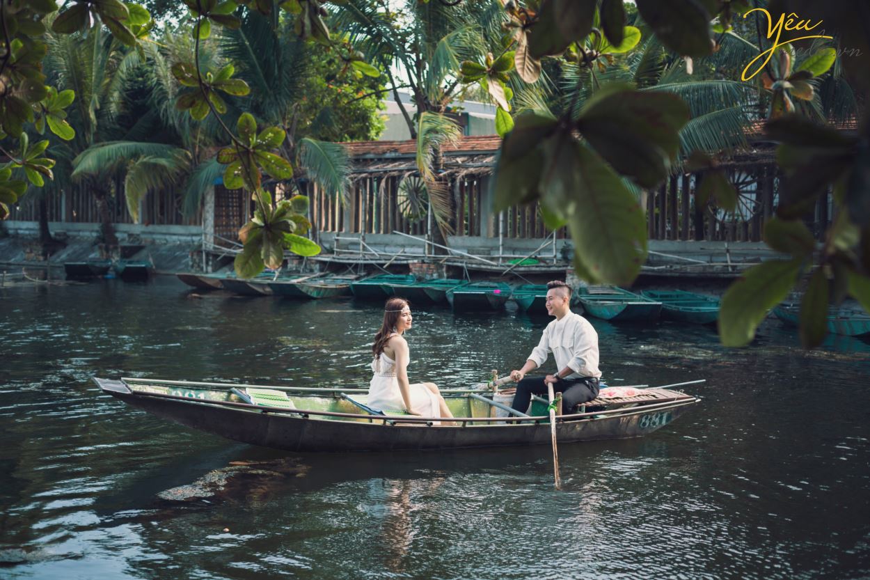Lựa chọn Ninh Bình là địa điểm để chụp ảnh cưới là điều vô cùng mới lạ và hấp dẫn cho các cặp đôi. Đây là phim trường vô cùng tuyệt đẹp giúp cô dâu chú rể cùng hòa mình vào với thiên nhiên, với núi non, sông nước, đất trời. Vậy để có được một bộ album ảnh cưới đẹp, độc đáo thì bạn nhất định phải theo dõi ngay các địa điểm chụp ảnh cưới ở Ninh Bình cực hot và lãng mạn.