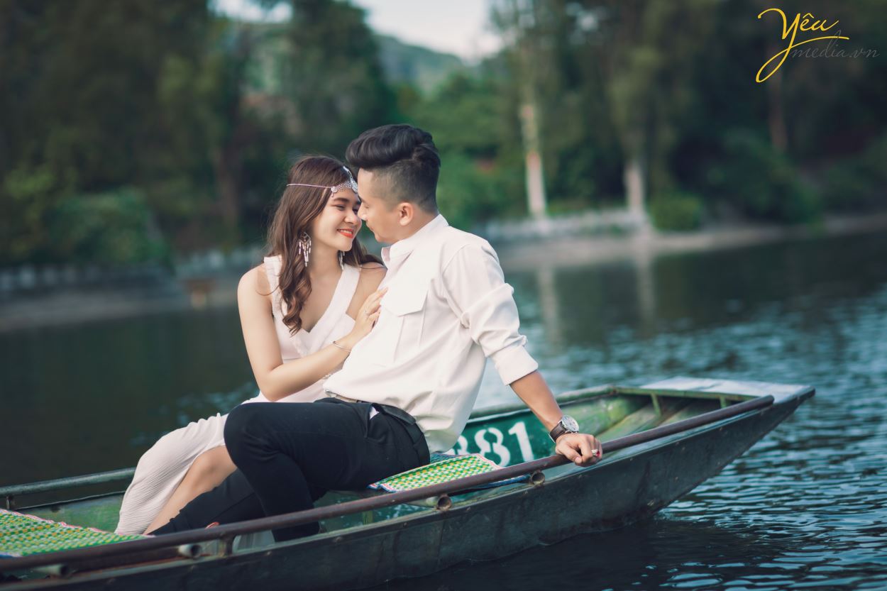 Lựa chọn Ninh Bình là địa điểm để chụp ảnh cưới là điều vô cùng mới lạ và hấp dẫn cho các cặp đôi. Đây là phim trường vô cùng tuyệt đẹp giúp cô dâu chú rể cùng hòa mình vào với thiên nhiên, với núi non, sông nước, đất trời. Vậy để có được một bộ album ảnh cưới đẹp, độc đáo thì bạn nhất định phải theo dõi ngay các địa điểm chụp ảnh cưới ở Ninh Bình cực hot và lãng mạn.