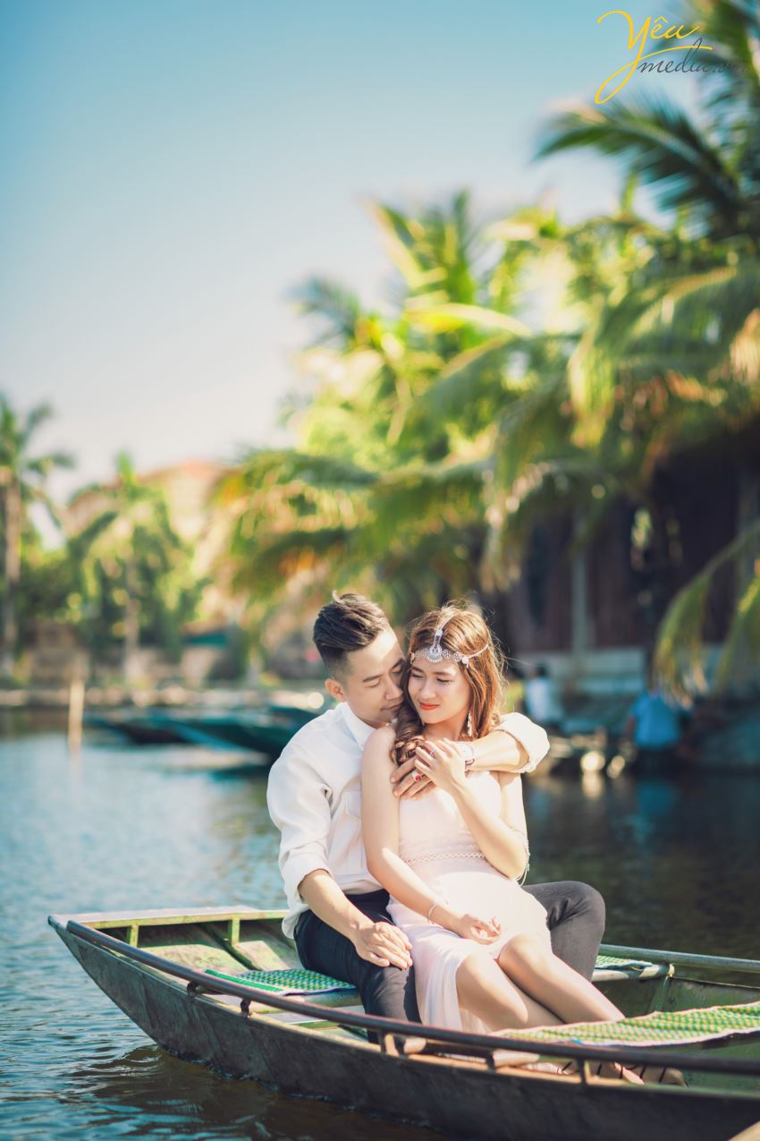 Lựa chọn Ninh Bình là địa điểm để chụp ảnh cưới là điều vô cùng mới lạ và hấp dẫn cho các cặp đôi. Đây là phim trường vô cùng tuyệt đẹp giúp cô dâu chú rể cùng hòa mình vào với thiên nhiên, với núi non, sông nước, đất trời. Vậy để có được một bộ album ảnh cưới đẹp, độc đáo thì bạn nhất định phải theo dõi ngay các địa điểm chụp ảnh cưới ở Ninh Bình cực hot và lãng mạn.