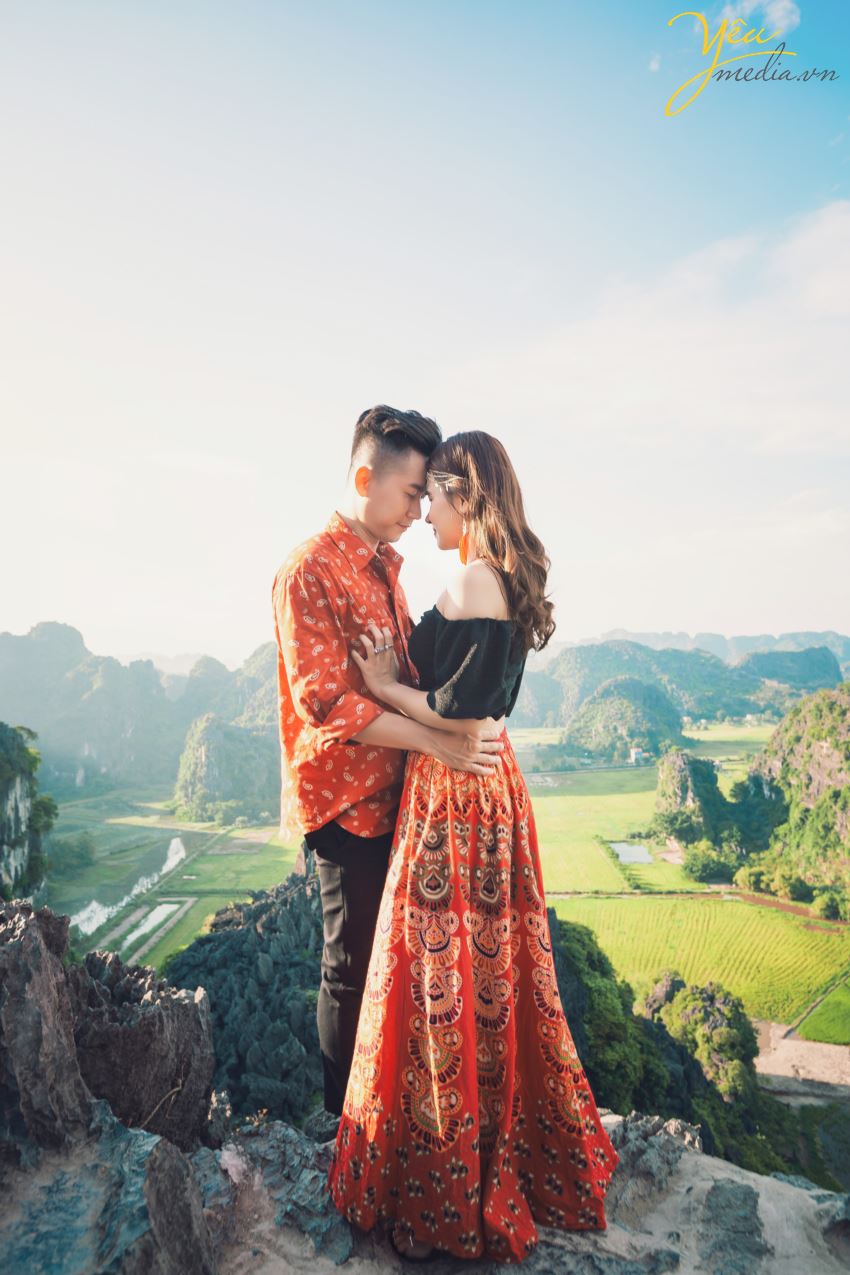 Lựa chọn Ninh Bình là địa điểm để chụp ảnh cưới là điều vô cùng mới lạ và hấp dẫn cho các cặp đôi. Đây là phim trường vô cùng tuyệt đẹp giúp cô dâu chú rể cùng hòa mình vào với thiên nhiên, với núi non, sông nước, đất trời. Vậy để có được một bộ album ảnh cưới đẹp, độc đáo thì bạn nhất định phải theo dõi ngay các địa điểm chụp ảnh cưới ở Ninh Bình cực hot và lãng mạn.