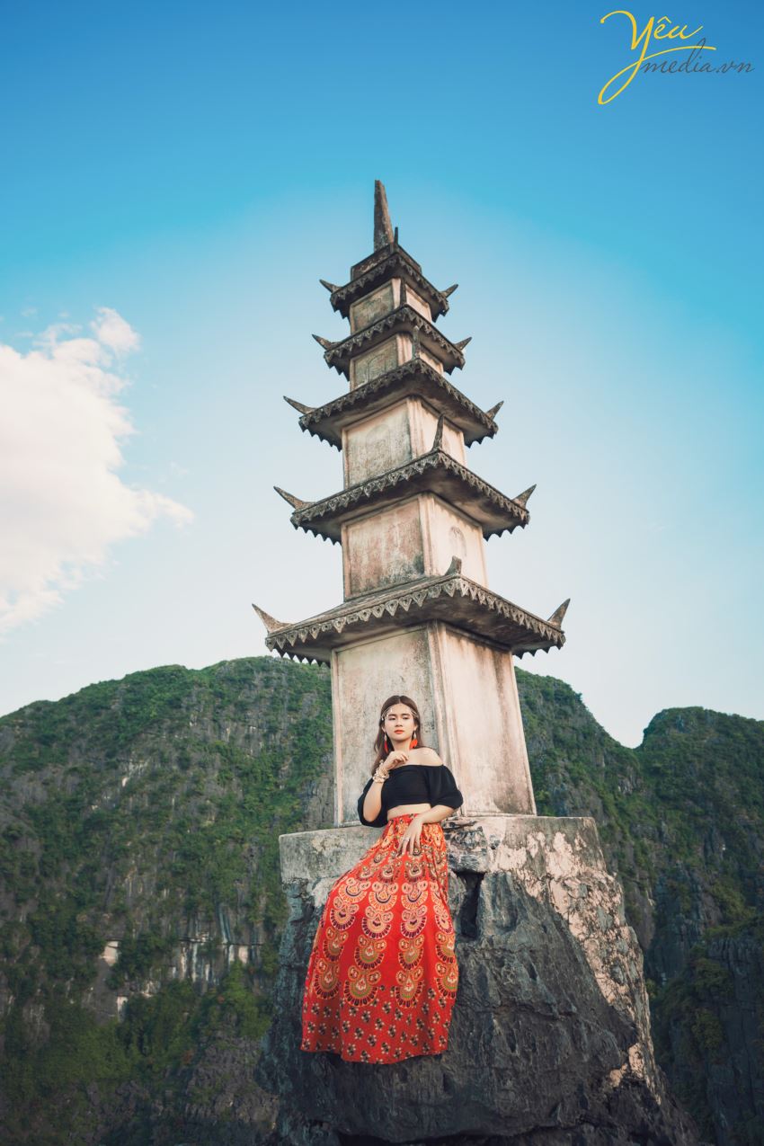 Lựa chọn Ninh Bình là địa điểm để chụp ảnh cưới là điều vô cùng mới lạ và hấp dẫn cho các cặp đôi. Đây là phim trường vô cùng tuyệt đẹp giúp cô dâu chú rể cùng hòa mình vào với thiên nhiên, với núi non, sông nước, đất trời. Vậy để có được một bộ album ảnh cưới đẹp, độc đáo thì bạn nhất định phải theo dõi ngay các địa điểm chụp ảnh cưới ở Ninh Bình cực hot và lãng mạn.