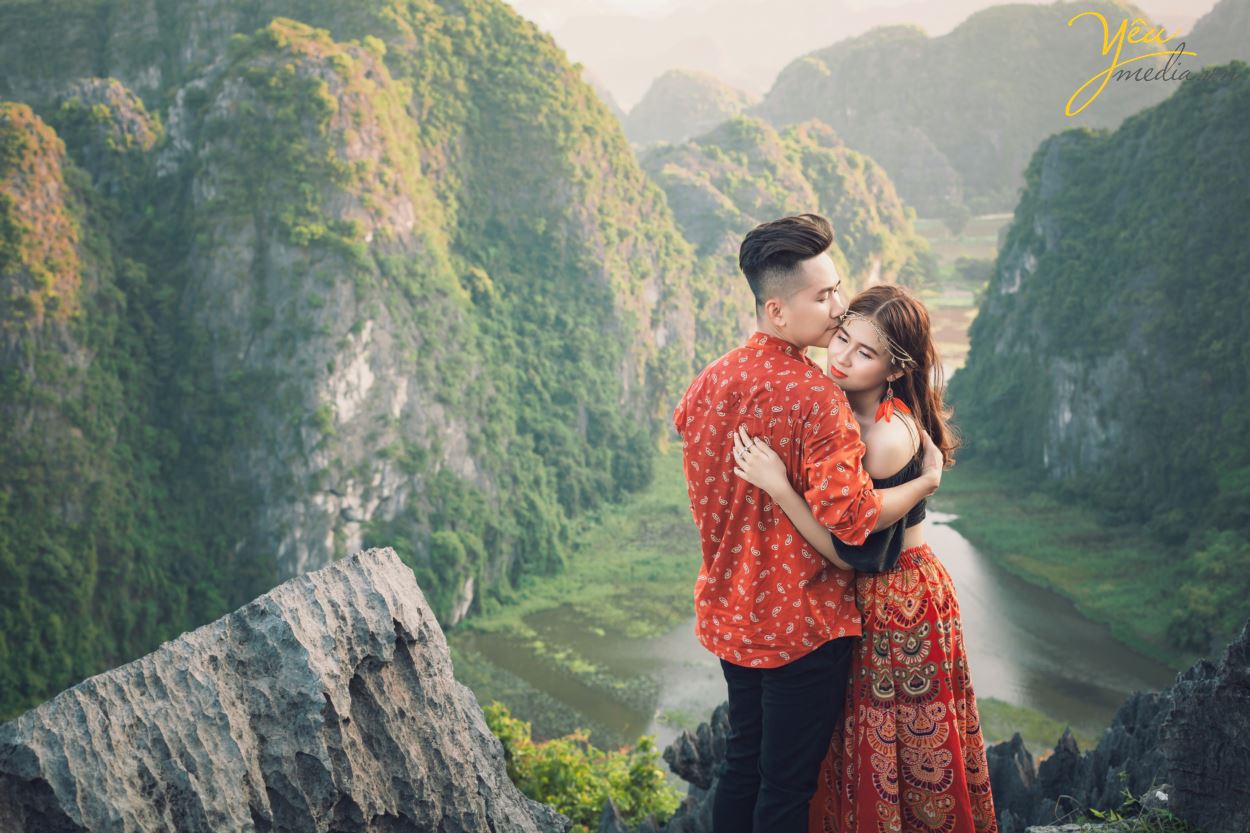 Lựa chọn Ninh Bình là địa điểm để chụp ảnh cưới là điều vô cùng mới lạ và hấp dẫn cho các cặp đôi. Đây là phim trường vô cùng tuyệt đẹp giúp cô dâu chú rể cùng hòa mình vào với thiên nhiên, với núi non, sông nước, đất trời. Vậy để có được một bộ album ảnh cưới đẹp, độc đáo thì bạn nhất định phải theo dõi ngay các địa điểm chụp ảnh cưới ở Ninh Bình cực hot và lãng mạn.