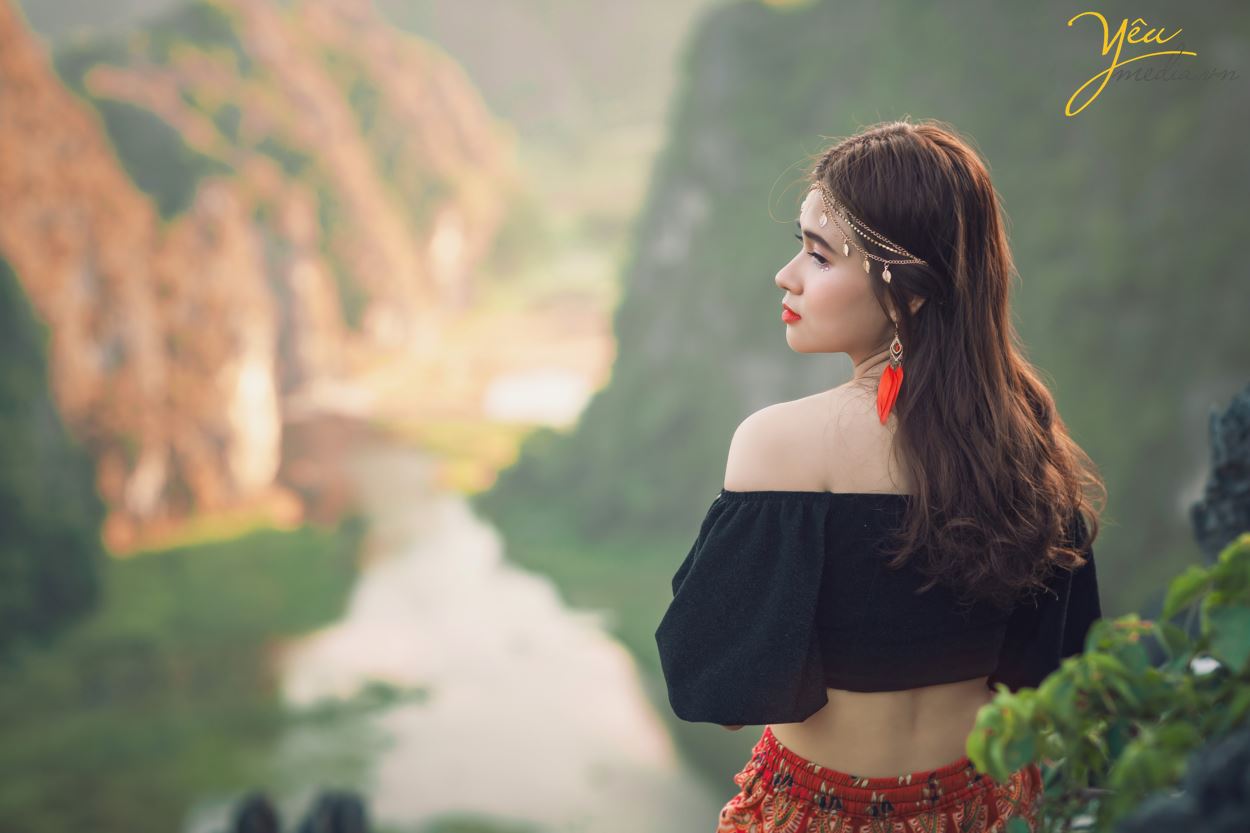 Lựa chọn Ninh Bình là địa điểm để chụp ảnh cưới là điều vô cùng mới lạ và hấp dẫn cho các cặp đôi. Đây là phim trường vô cùng tuyệt đẹp giúp cô dâu chú rể cùng hòa mình vào với thiên nhiên, với núi non, sông nước, đất trời. Vậy để có được một bộ album ảnh cưới đẹp, độc đáo thì bạn nhất định phải theo dõi ngay các địa điểm chụp ảnh cưới ở Ninh Bình cực hot và lãng mạn.