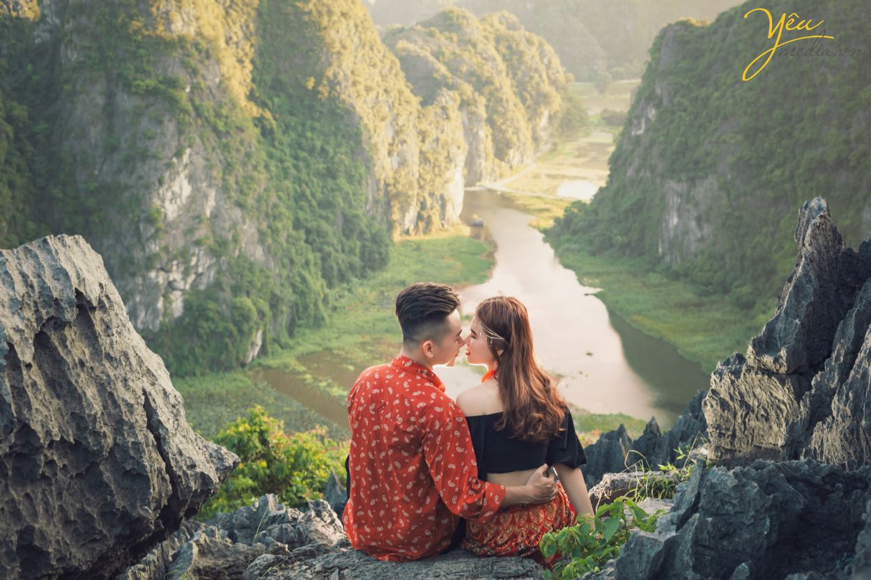 Lựa chọn Ninh Bình là địa điểm để chụp ảnh cưới là điều vô cùng mới lạ và hấp dẫn cho các cặp đôi. Đây là phim trường vô cùng tuyệt đẹp giúp cô dâu chú rể cùng hòa mình vào với thiên nhiên, với núi non, sông nước, đất trời. Vậy để có được một bộ album ảnh cưới đẹp, độc đáo thì bạn nhất định phải theo dõi ngay các địa điểm chụp ảnh cưới ở Ninh Bình cực hot và lãng mạn.