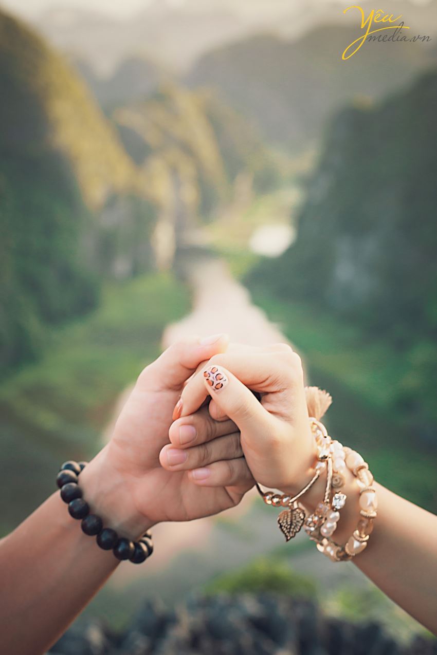 Lựa chọn Ninh Bình là địa điểm để chụp ảnh cưới là điều vô cùng mới lạ và hấp dẫn cho các cặp đôi. Đây là phim trường vô cùng tuyệt đẹp giúp cô dâu chú rể cùng hòa mình vào với thiên nhiên, với núi non, sông nước, đất trời. Vậy để có được một bộ album ảnh cưới đẹp, độc đáo thì bạn nhất định phải theo dõi ngay các địa điểm chụp ảnh cưới ở Ninh Bình cực hot và lãng mạn.