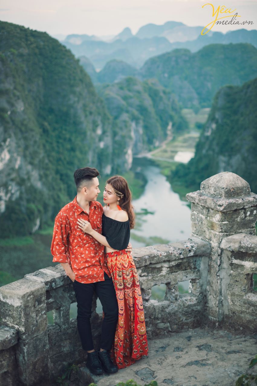 Lựa chọn Ninh Bình là địa điểm để chụp ảnh cưới là điều vô cùng mới lạ và hấp dẫn cho các cặp đôi. Đây là phim trường vô cùng tuyệt đẹp giúp cô dâu chú rể cùng hòa mình vào với thiên nhiên, với núi non, sông nước, đất trời. Vậy để có được một bộ album ảnh cưới đẹp, độc đáo thì bạn nhất định phải theo dõi ngay các địa điểm chụp ảnh cưới ở Ninh Bình cực hot và lãng mạn.