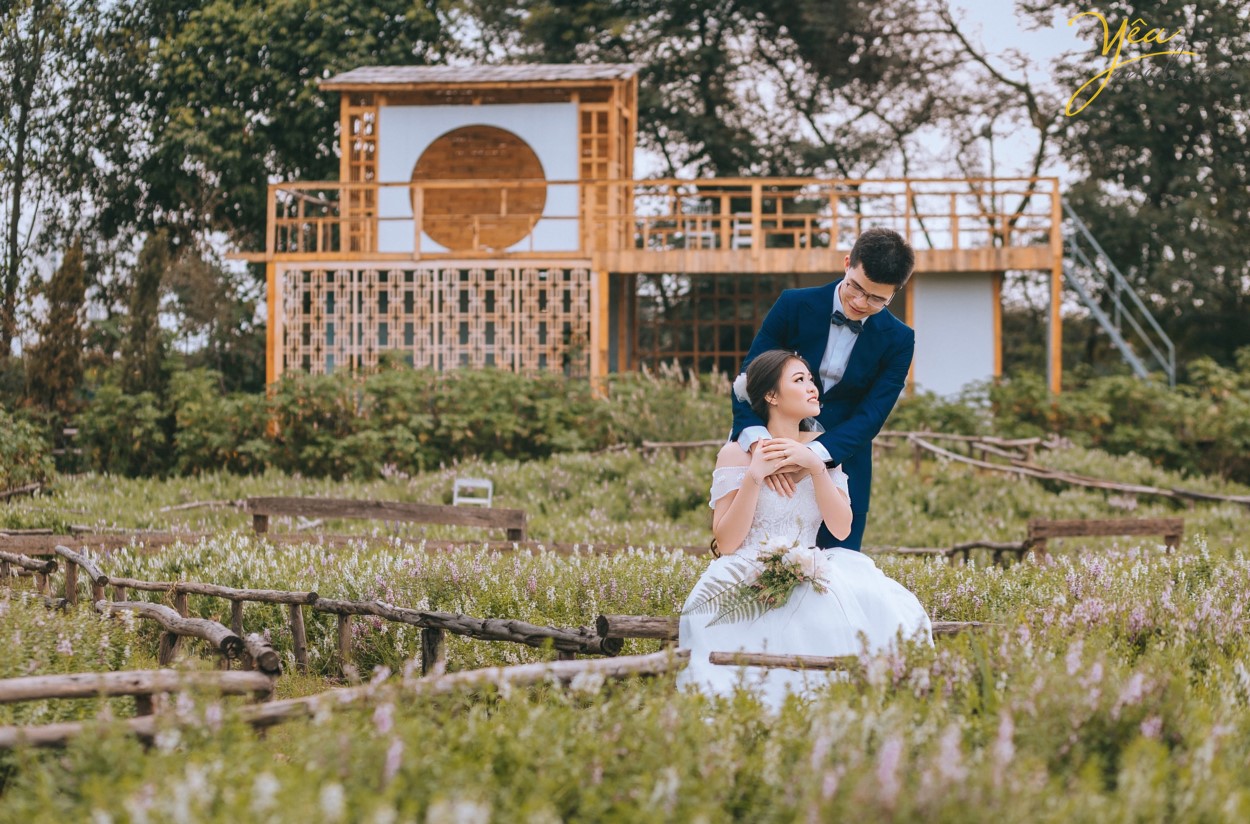 Vậy điểm mạnh của phim trường santorini khác phim trường khác ở chỗ nào?  Phim trường Santorini Park tính giá vào chụp trọn gói, không tính phí theo giờ  Phim trường có các gói chụp ảnh cùng dịch vụ đi kèm không giống các phim trường khác tính phí theo giờ nên các bạn sẽ rất thuận tiện cho việc lựa chọn, bạn sẽ không phải trả thêm phí hay lo lắng hết giờ chụp, tâm lý thoải mái hơn, không bị gò bó sẽ rảnh rang thay váy, làm tóc, trang điểm, và thử tạo nhiều dáng hơn có những shoot hình đặc biệt, cá tính.