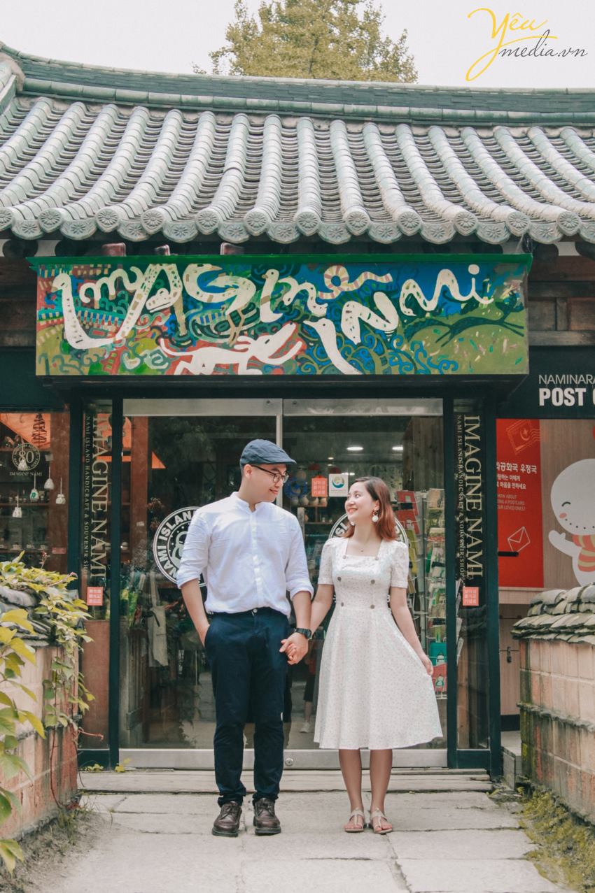 Một mối tình đẹp kết trái bằng một đám cưới lung linh và lưu giữ bằng một bộ ảnh cưới đáng nhớ. Chụp ảnh cưới đẹp tại Hàn Quốc để ghi dấu những khoảnh khắc đẹp đẽ nhất của các cặp đôi có lẽ là ý tưởng không thể nào tuyệt vời hơn.  Nếu cô dâu đáng yêu của bạn luôn ao ước được chụp ảnh cưới đẹp tại đất nước Hàn Quốc, còn bạn thì muốn dành cho nàng những kỉ niệm đáng nhớ. Vậy thì, cưới chỉ có một lần, tại sao lại không chọn tour chụp ảnh cưới tại Hàn Quốc vừa đẹp vừa ý nghĩa nhỉ.
