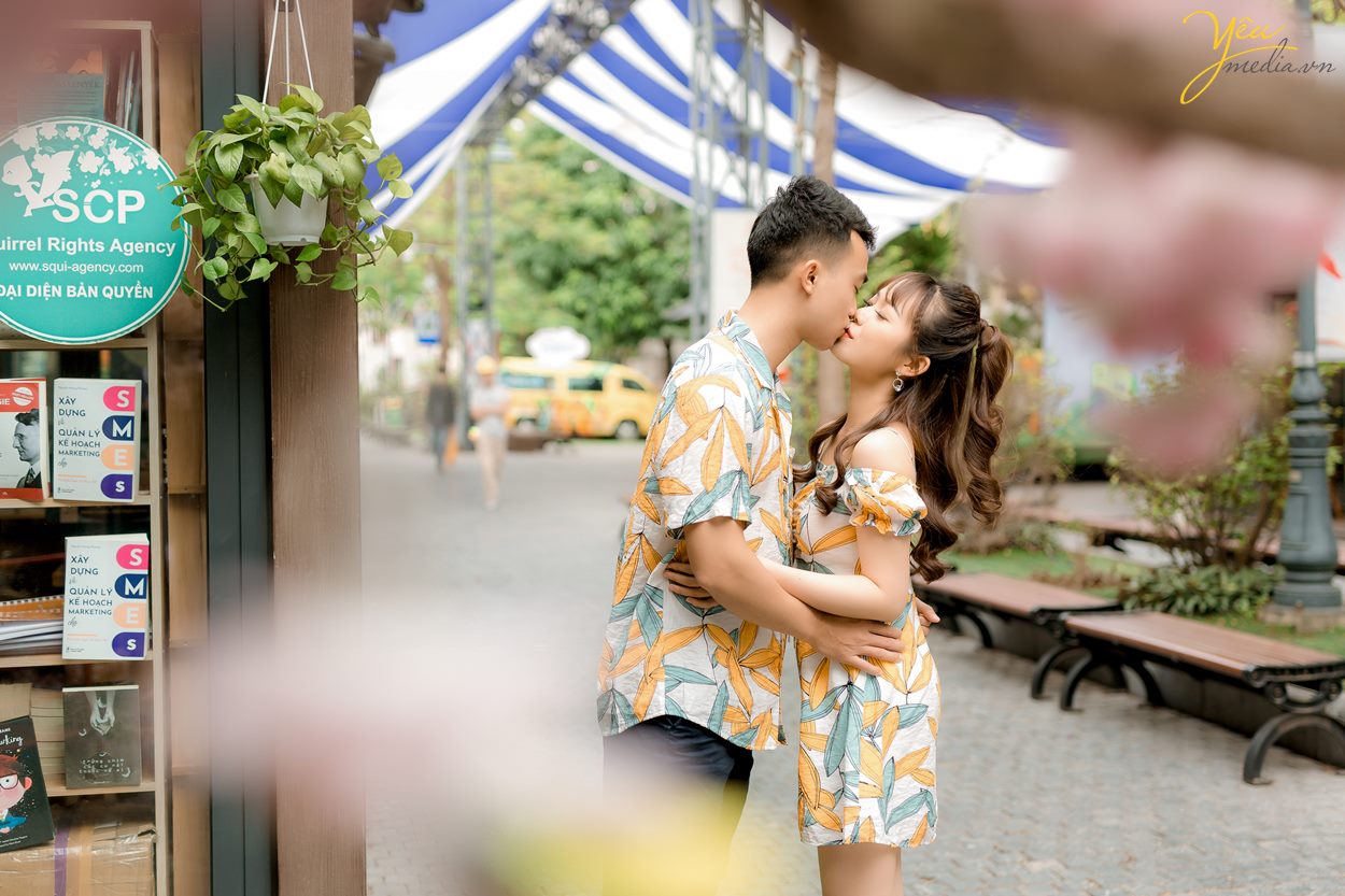 Chụp ảnh cưới trong phố cổ Hà Nội phố sách Lý THường Kiệt
