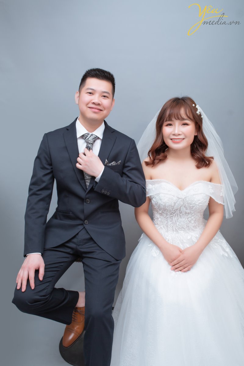 Concept chụp ảnh cưới phong cách Hàn Quốc tại studio đang là xu hướng mới nhất được giới trẻ yêu thích. Với sự tự nhiên nhẹ nhàng trong phong cách make up cùng bộ váy tinh tế và không kém phần sang trọng đã tạo nên điểm trẻ trung, tươi sáng cho các cô dâu.  Đồng thời với phông nền chụp ảnh cưới trong nhà theo phong cách Hàn Quốc rất đơn giản nhẹ nhàng lại mang đến sức hút khó cưỡng khiến các cặp đôi muốn có ngay cho mình một album chụp ảnh cưới trong nhà theo phong cách Hàn Quốc.